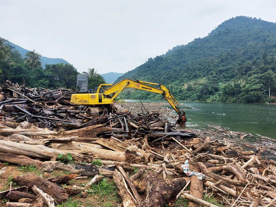 Trục vớt rác lòng hồ Bản Vẽ dịp tháng 12/2020. Ảnh: Nhật Lân