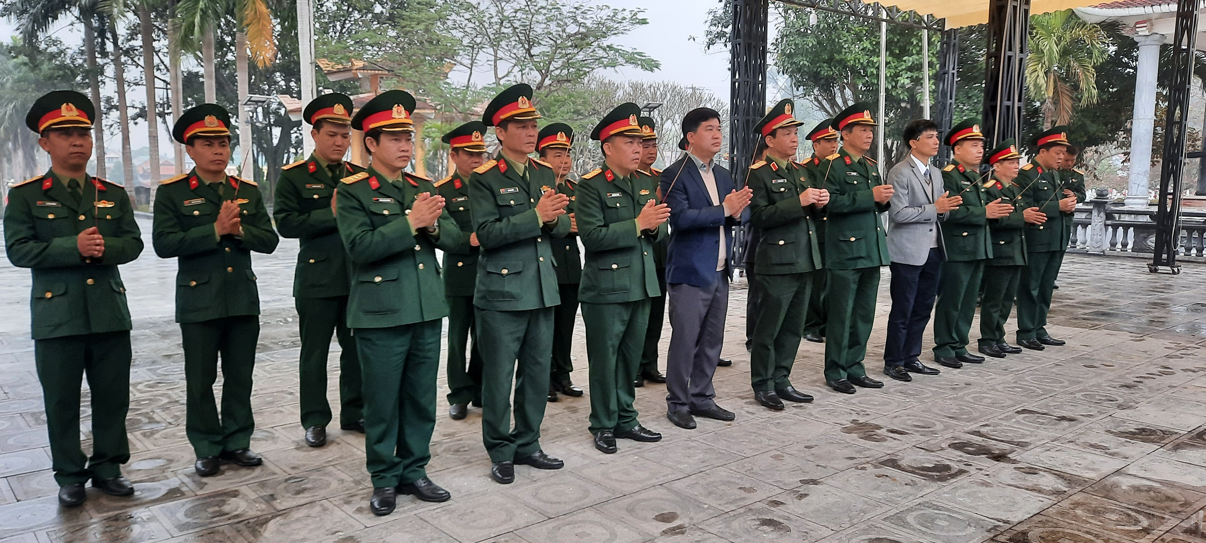 Các đại biểu dâng hương, dâng hoa tại Đền thờ liệt sĩ huyện Diễn Châu.    