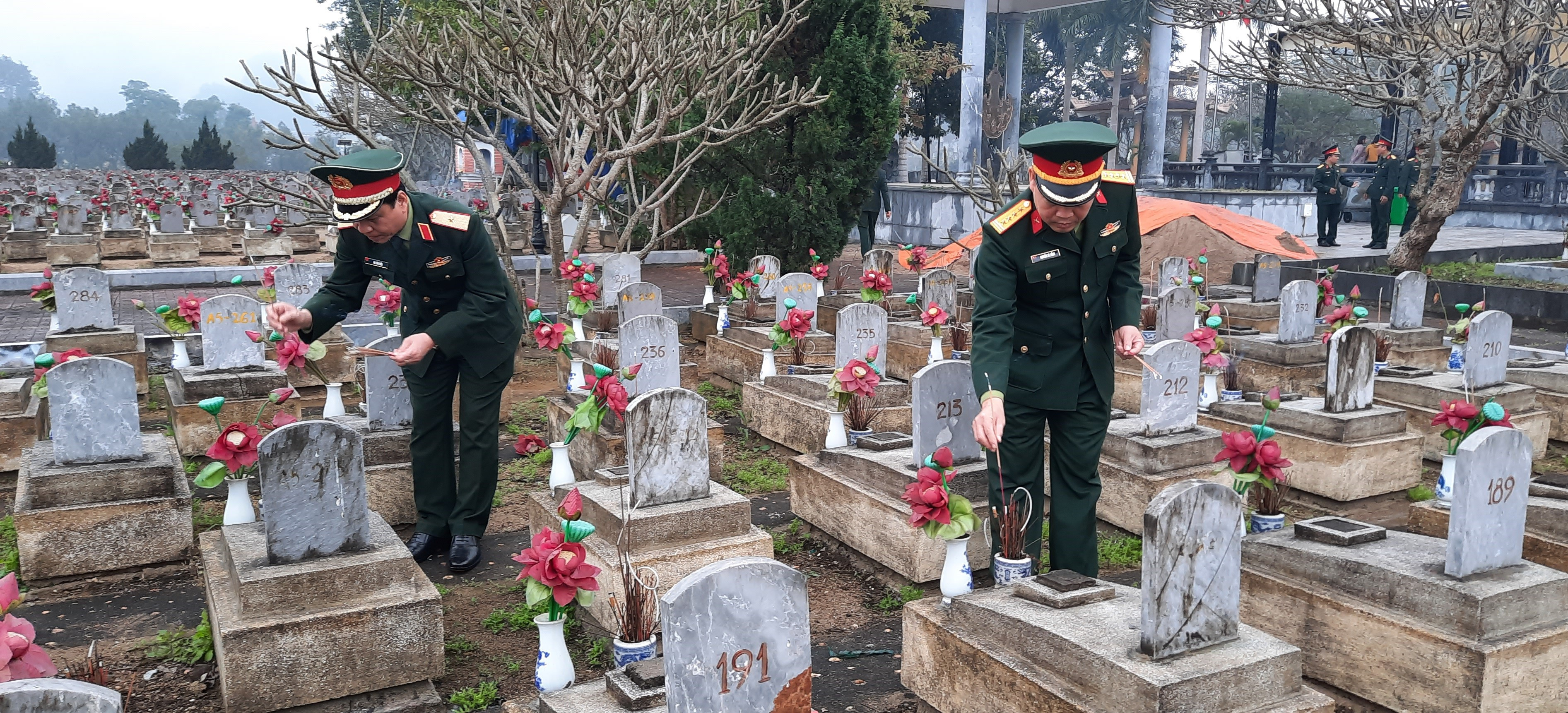 Các đại biểu thắp hương tại các phần mộ ở nghĩa trang liệt sỹ quốc tế Việt - Lào.