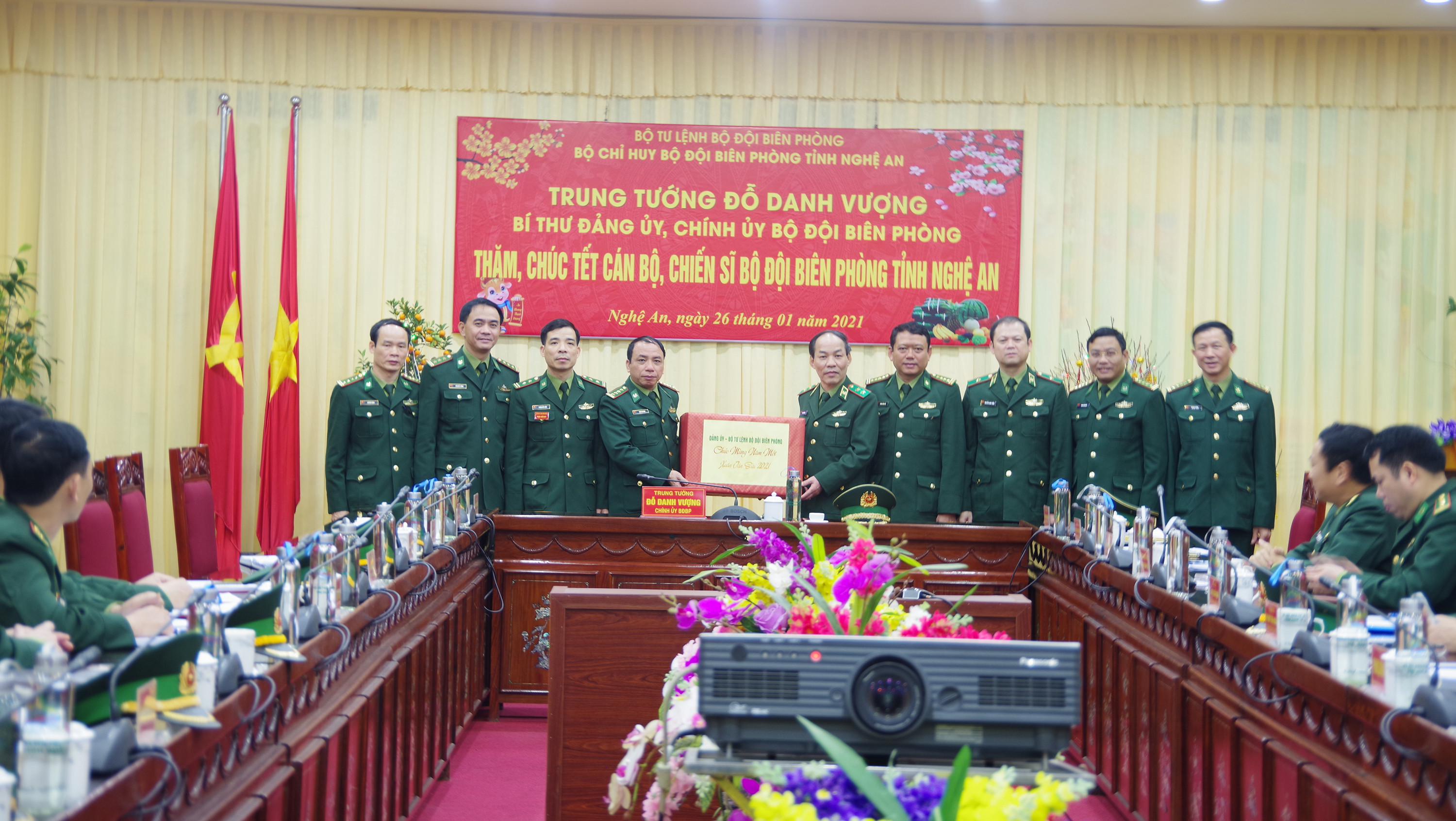 Trung tướng Đỗ Danh Vượng, Chính ủy BĐBP tặng quà cán bộ, chiến sĩ BĐBP Nghệ An
