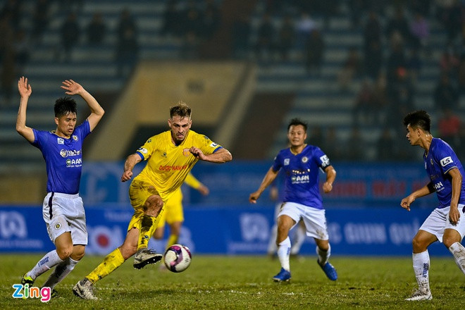 Gramoz ghi dấu ấn trong trận mở màn của CLB Nam Định với cú đúp bàn thắng vào lưới Hà Nội. Ảnh: Việt Linh.