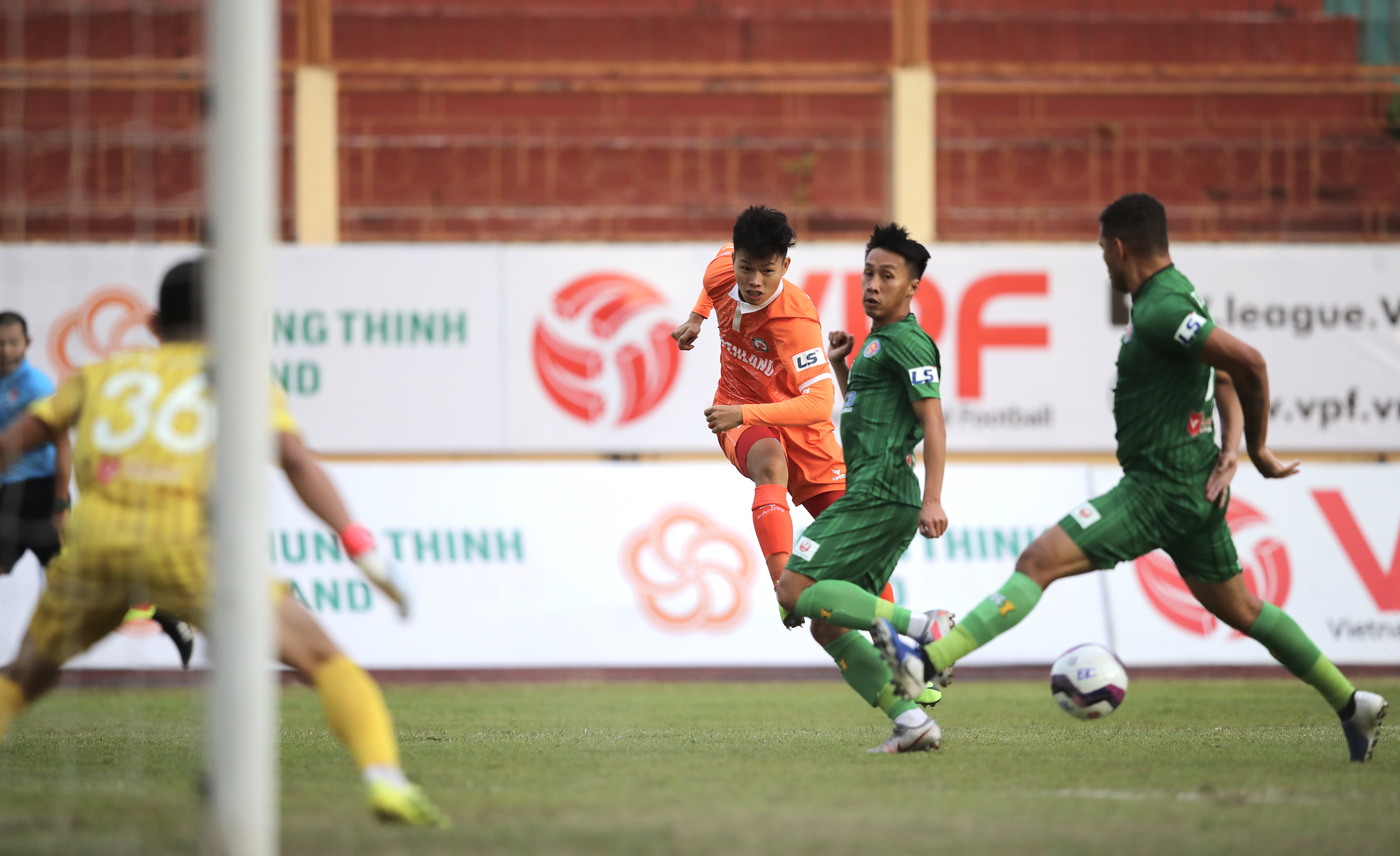 CLB Sài Gòn (áo xanh) vừa thua 0-1 trước tân binh Bình Định tại vòng 2. Ảnh: BTC