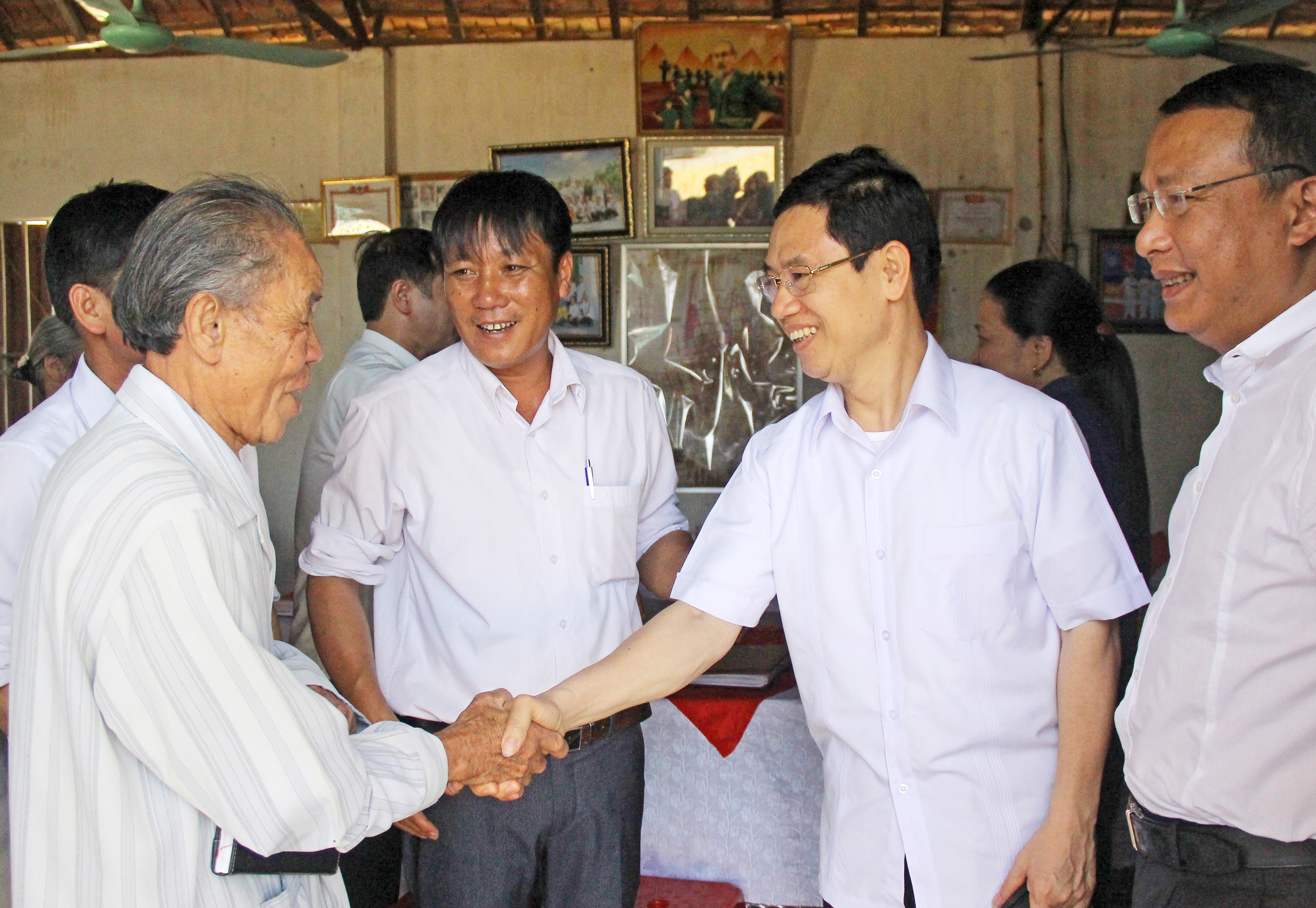 Chủ tịch HĐND tỉnh Nguyễn Xuân Sơn gặp gỡ tiếp xúc với nhân dân xã Nghi Trung (Nghi Lộc) - Ảnh Mai Hoa