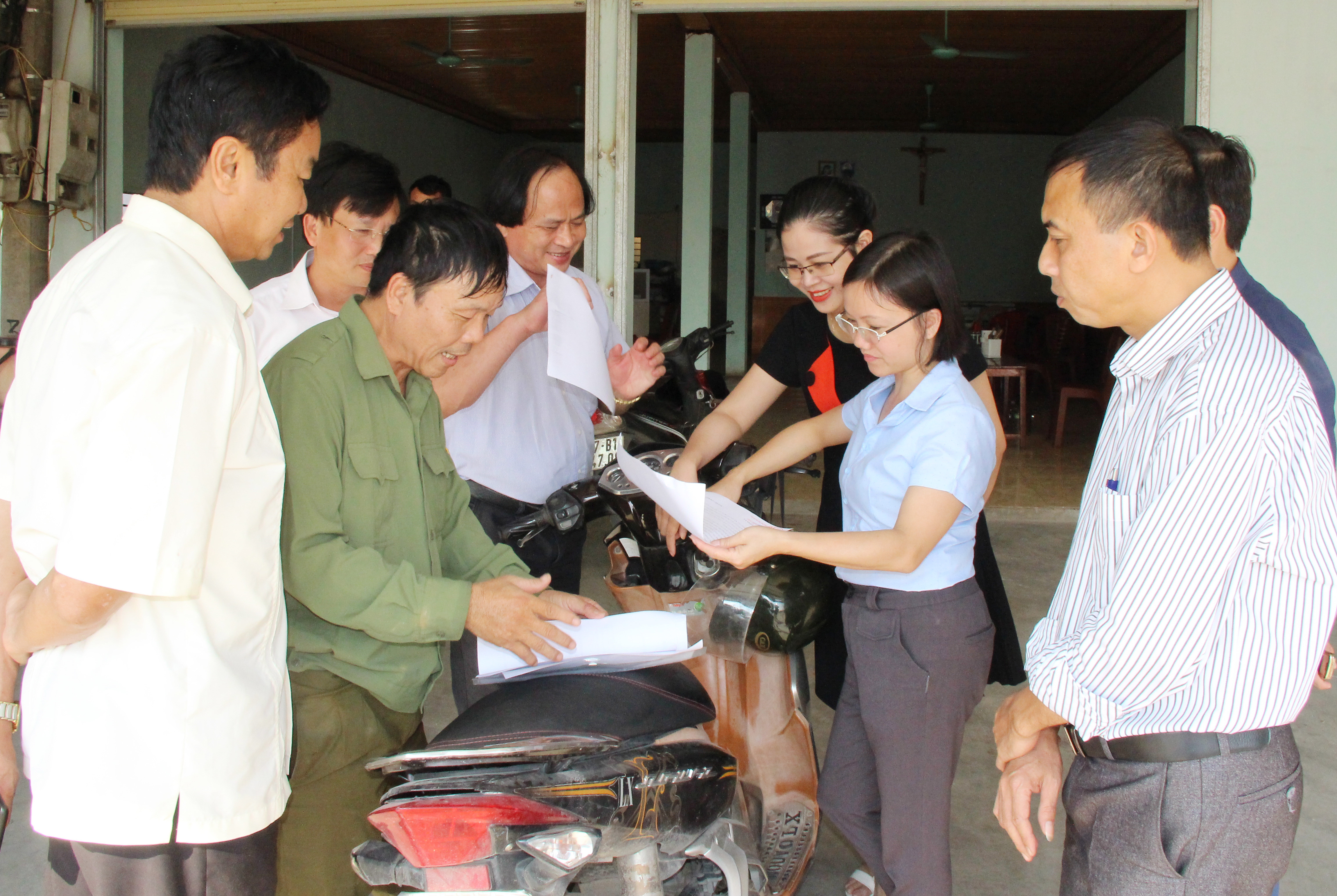 Thông qua tham gia tiếp dân tại các địa phương các đại biểu chuyên trách HĐND tỉnh đã đề xuất đưa vào nội dung giám sát của Thường trực và các ban HĐND tỉnh. Ảnh: Mai Hoa