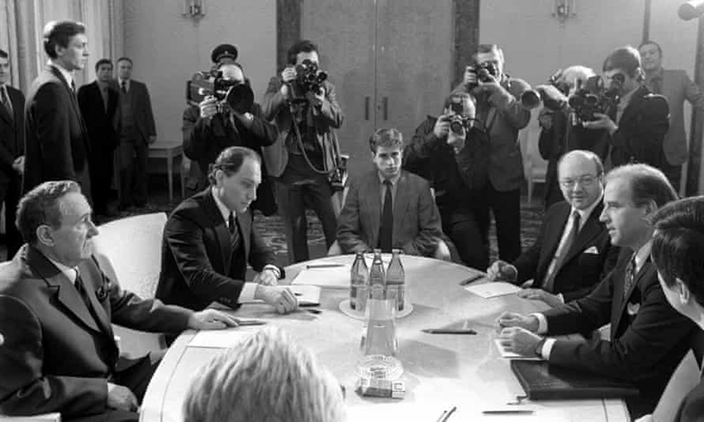 Ông Joe Biden (ngoài cùng bên phải) tới Liên Xô để bàn về kiểm soát vũ khí năm 1988. Ảnh: Getty