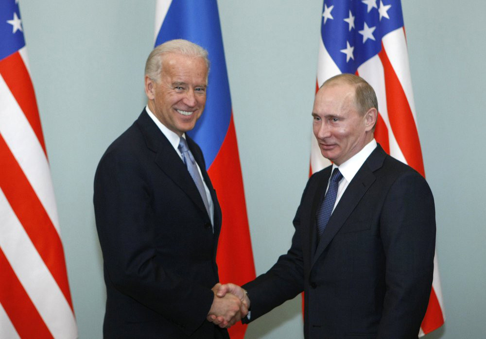 Khi còn là Phó Tổng thống của ông Barack Obama, ông Joe Biden từng gặp gỡ ông Vladimir Putin vào năm 2011. Ảnh: AP