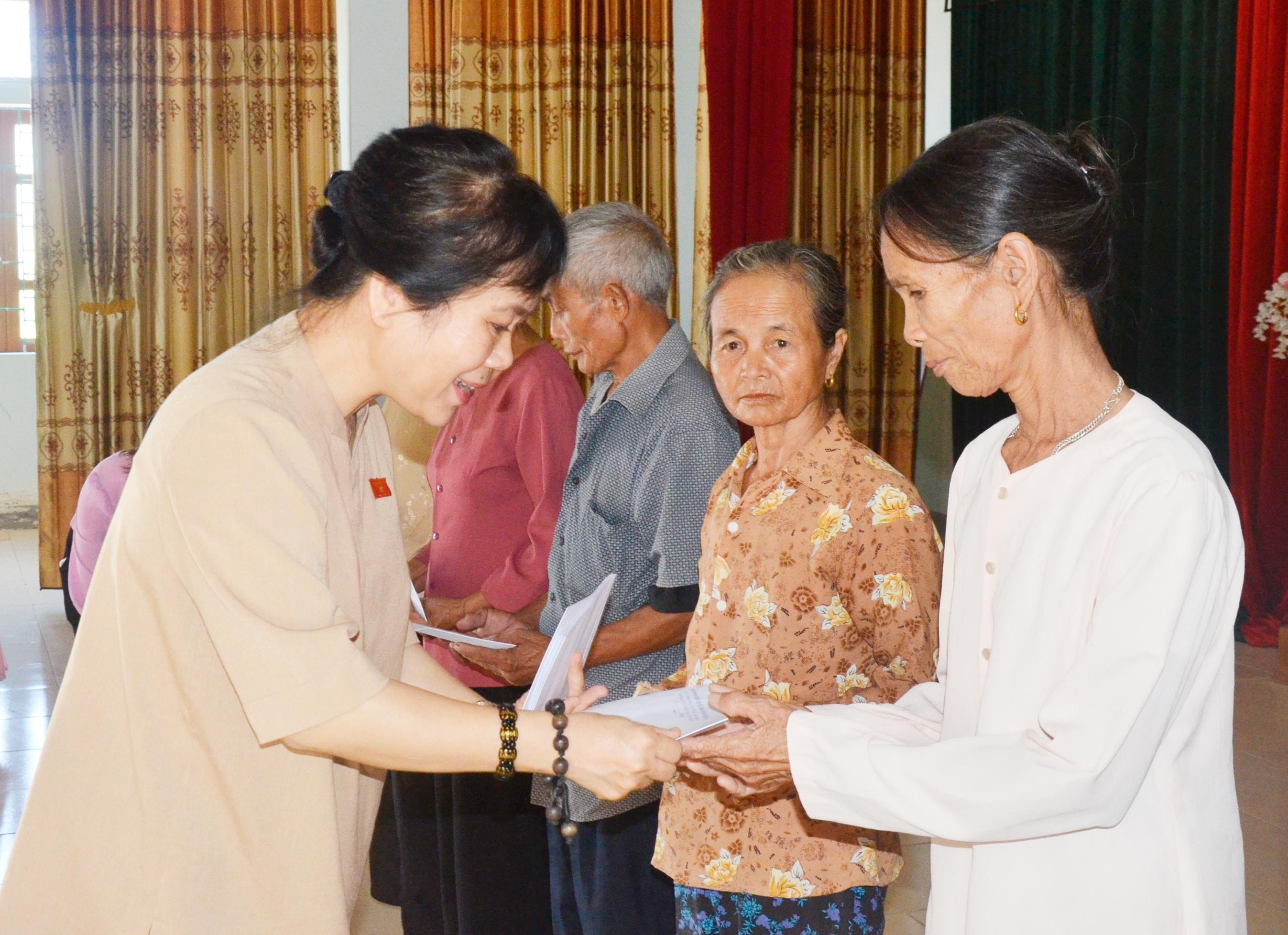 Đại biểu Quốc hội tặng quà các gia đình chính sách có hoàn cảnh khó khăn của huyện Nghi Lộc. Ảnh: Thanh Lê