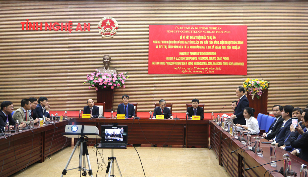 Đại diện UBND tỉnh và các sở ngành dự và chứng kiến Lễ ký kết biên bản ghi nhớ thỏa thuận đầu tư từ điểm cầu Nghệ An. Ảnh: Nguyễn Hải