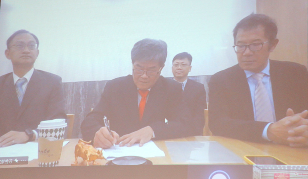 Đại diện Công ty Ju Teng ký kết trực tuyến tại điểm cầu Đài Loan. Ảnh: Nguyễn Hải