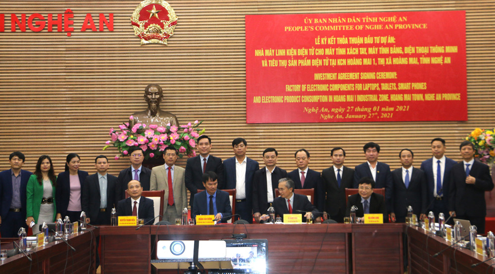 Lễ ký kết biên bản ghi nhớ giữa lãnh đạo tỉnh Nghệ An, nhà đầu tư Hạ tầng KCN Hoàng Mai1 Hoàng Thịnh Đạt và nhà đầu tư đến từ Đài Loan. Ảnh: Nguyễn Hải