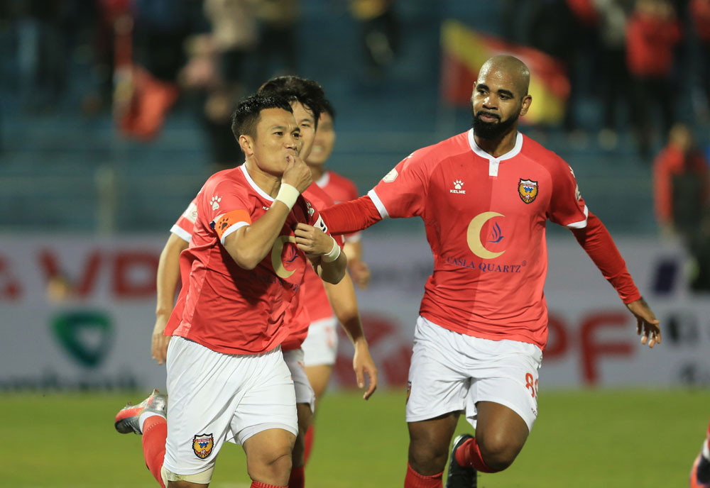 Trần Phi Sơn (bên trái) ăn mừng bàn thắng vào lưới Than Quảng Ninh. Ảnh: VPF 