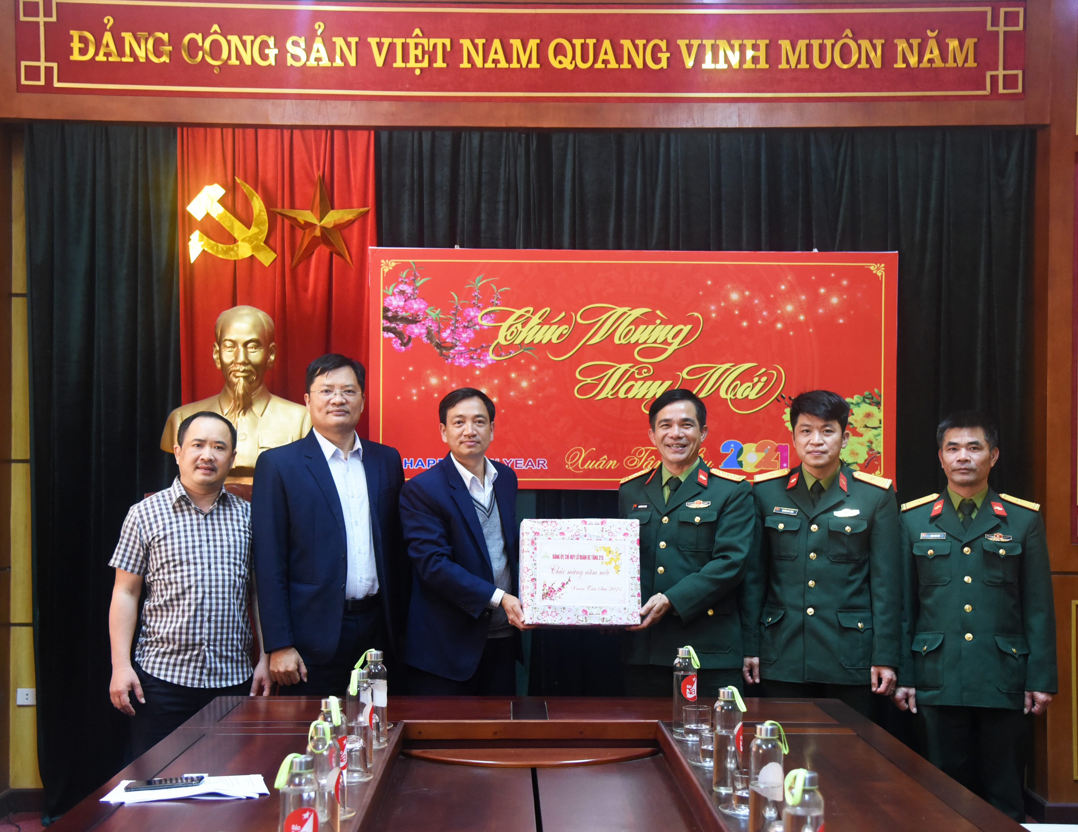 Đại diện Lữ đoàn xe tăng 215 tặng quà, chúc mừng năm mới Báo Nghệ An nhân dịp Tết Tân Sửu cận kề. Ảnh: Thu Giang