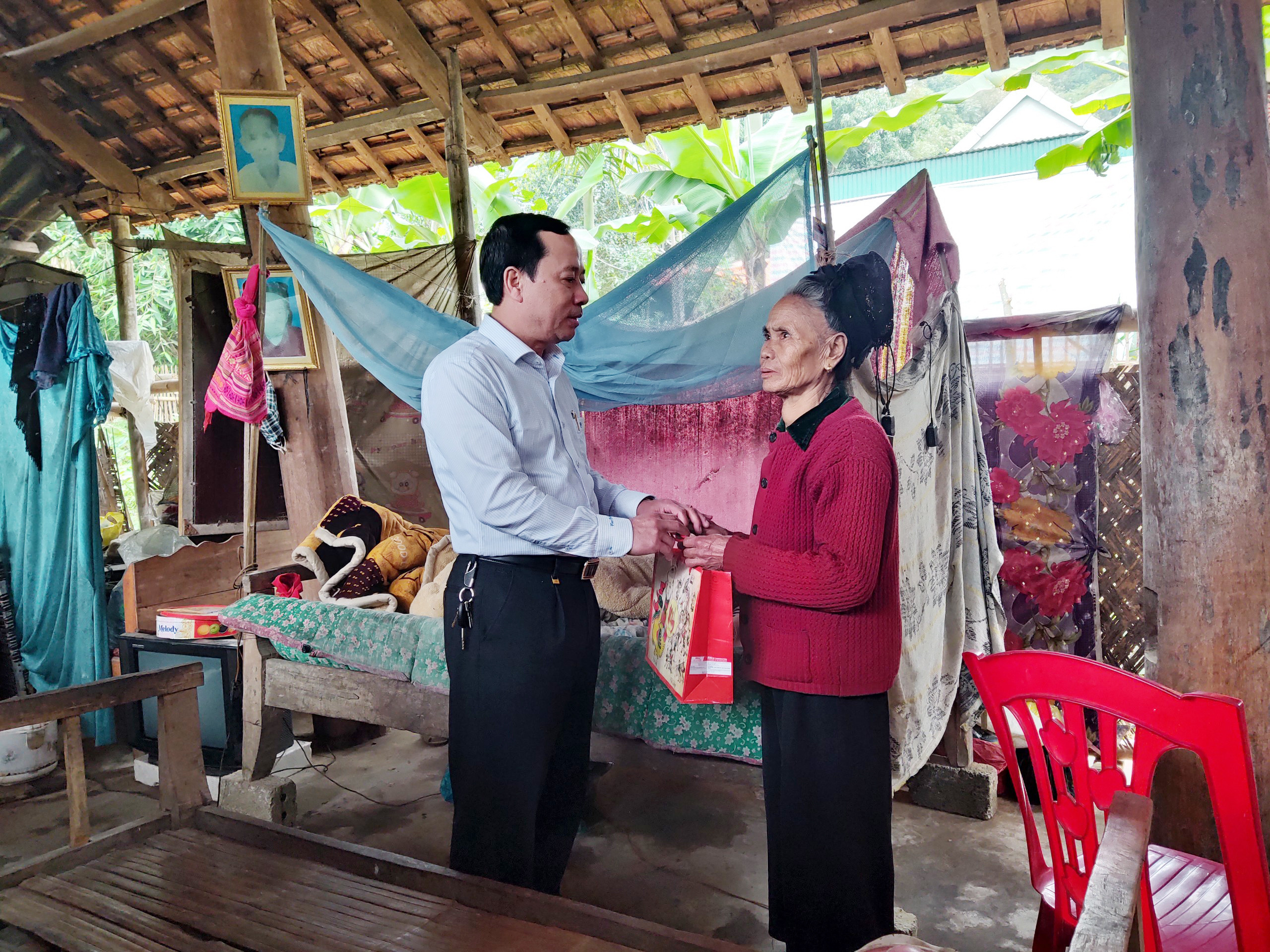 Đồng chí Nguyễn Tất Lý-Phó Chủ nhiệm Ủy ban Kiểm tra Tỉnh ủy thăm hỏi, tặng quà hộ nghèo xã Lục Dạ