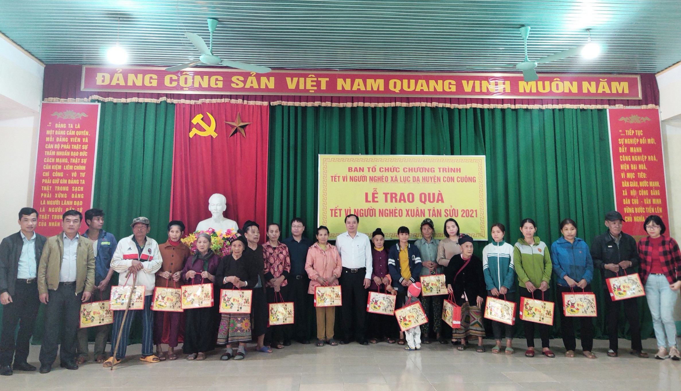 Đoàn công tác Ủy ban Kiểm tra Tỉnh ủy và đại diện lãnh đạo Huyện ủy Con Cuông trao quà cho các hộ nghèo ở xã Lục Da, huyện Con Cuông