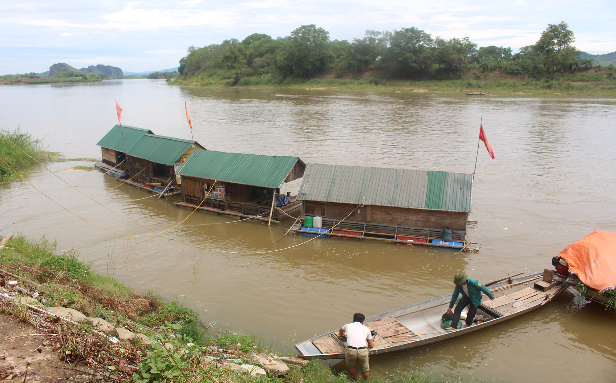 Những năm gần đây, nghề nuôi cá lồng được các hộ dân ở ven Sông Lam huyện Anh Sơn đầu tư nuôi ngày càng nhiều. Ảnh: 