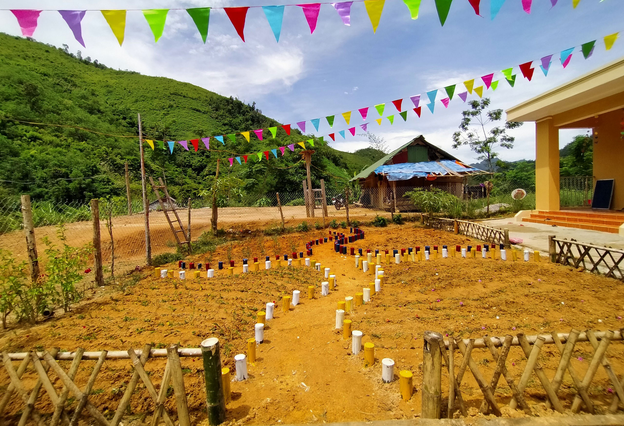 1. Trường Mầm Non Nhôn Mai (huyện Tương Dương) có 276 học sinh với 7 điểm bản. Ngay từ đầu năm, nhà trường đã huy động giáo viên xã hội hóa bằng cách đóng góp công sức để trồng hoa làm đẹp cho trường. Ảnh: Đào Thọ
