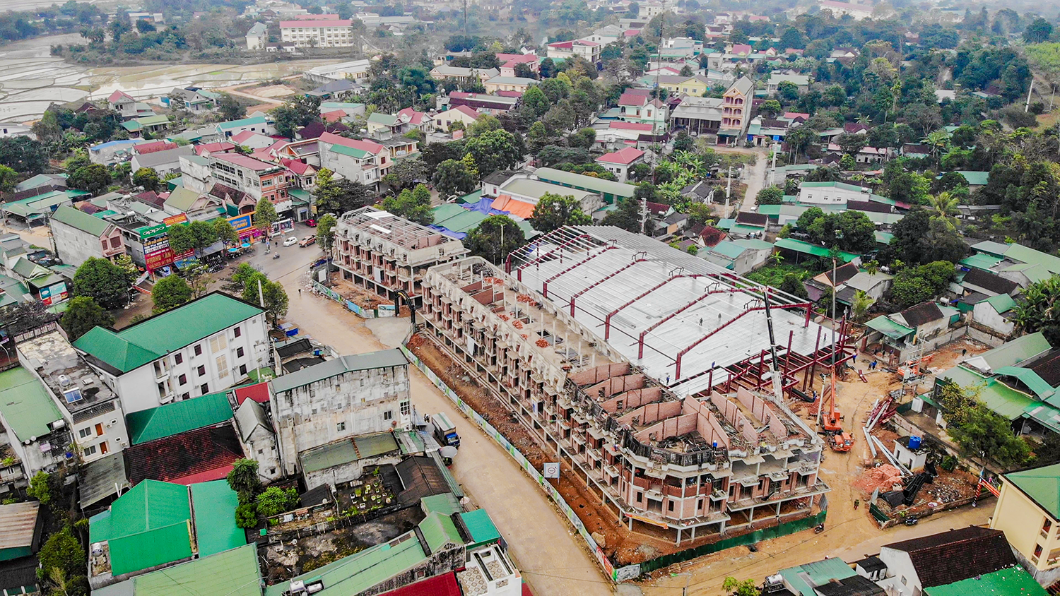 Ngôi chợ lớn nhất Quế Phong tọa lạc tại vị trí kim cương giáp Quốc lộ 16 và đường tỉnh lộ 544B – trung tâm thị trấn Kim Sơn. Ành: ĐVCC