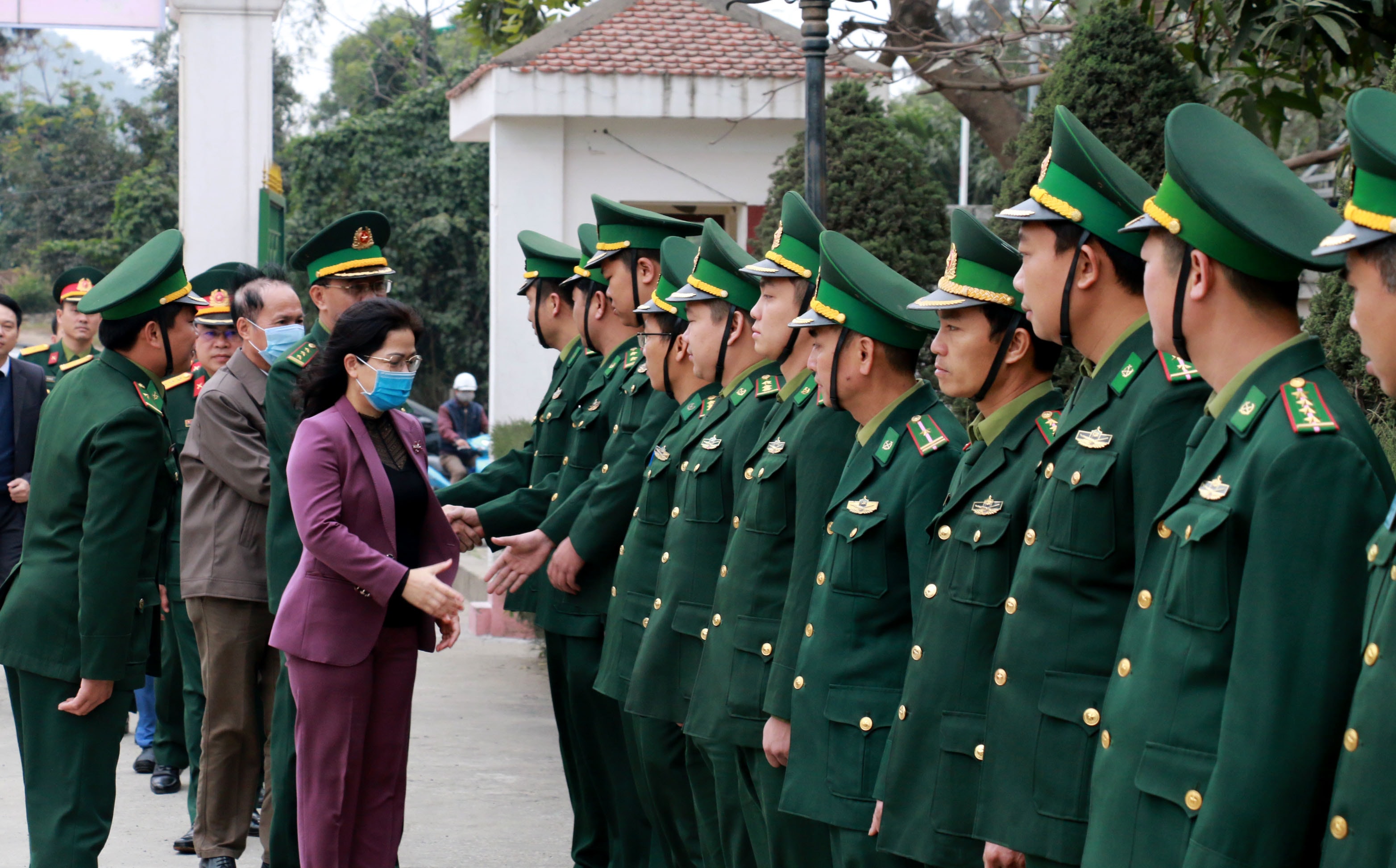 Đoàn chúc tết đến thăm các đơn vị lực lượng quân sự trên địa bàn thị xã Cửa Lò. Ảnh: MH