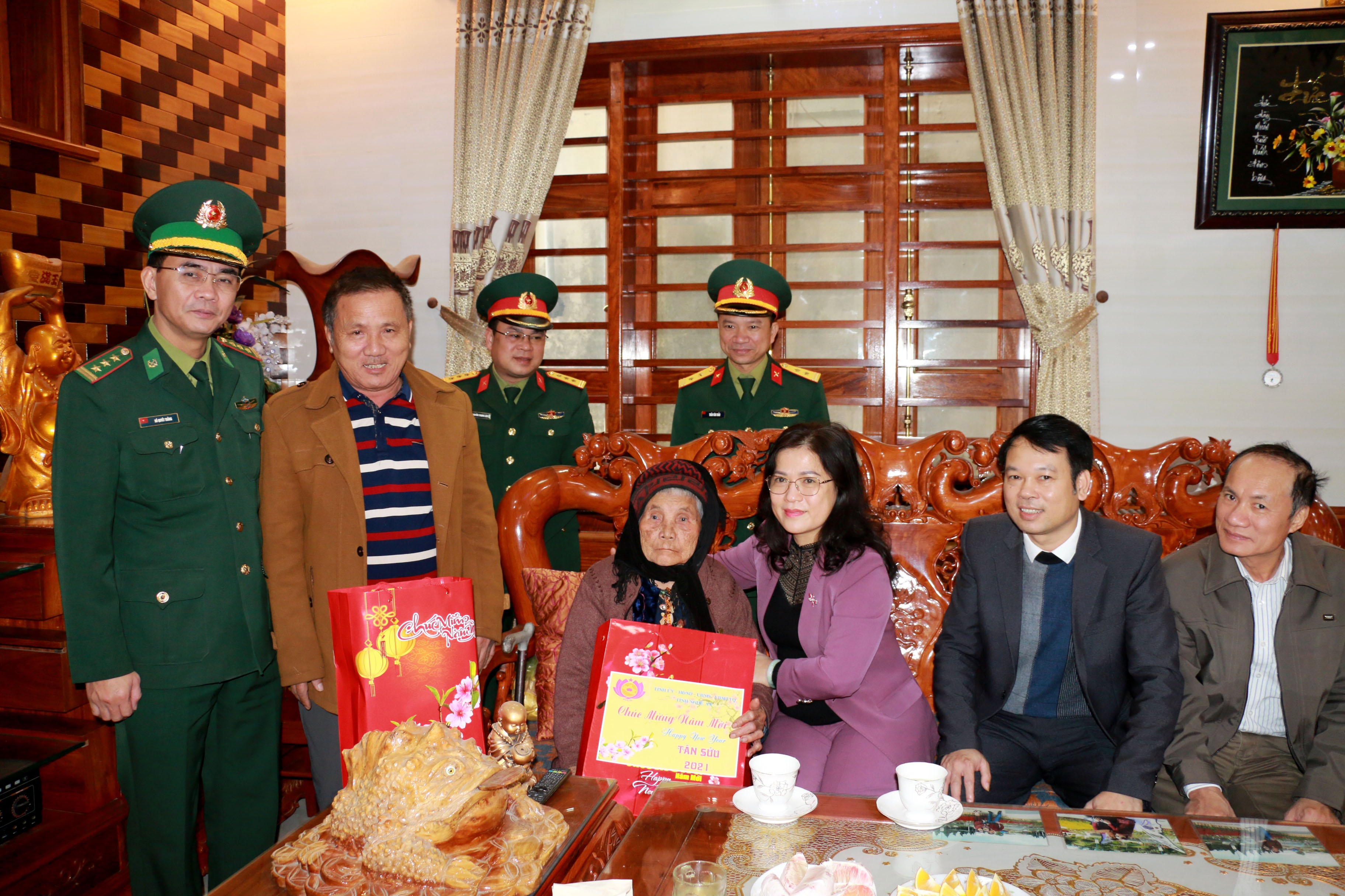 Thăm và chúc tết gia đình Thương binh. Ảnh: MH