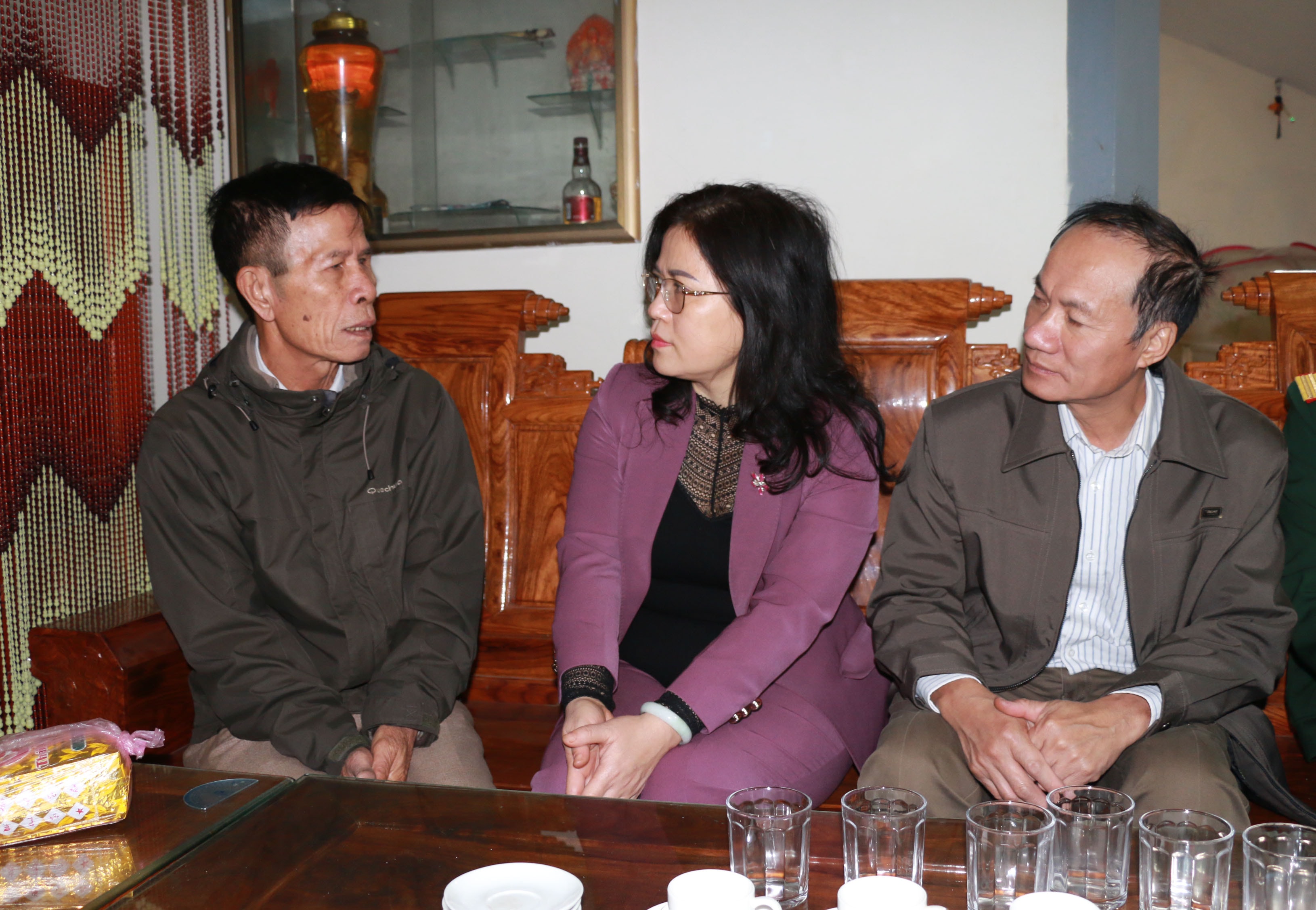 Thăm và chúc tết gia đình Thương binh. Ảnh - MH