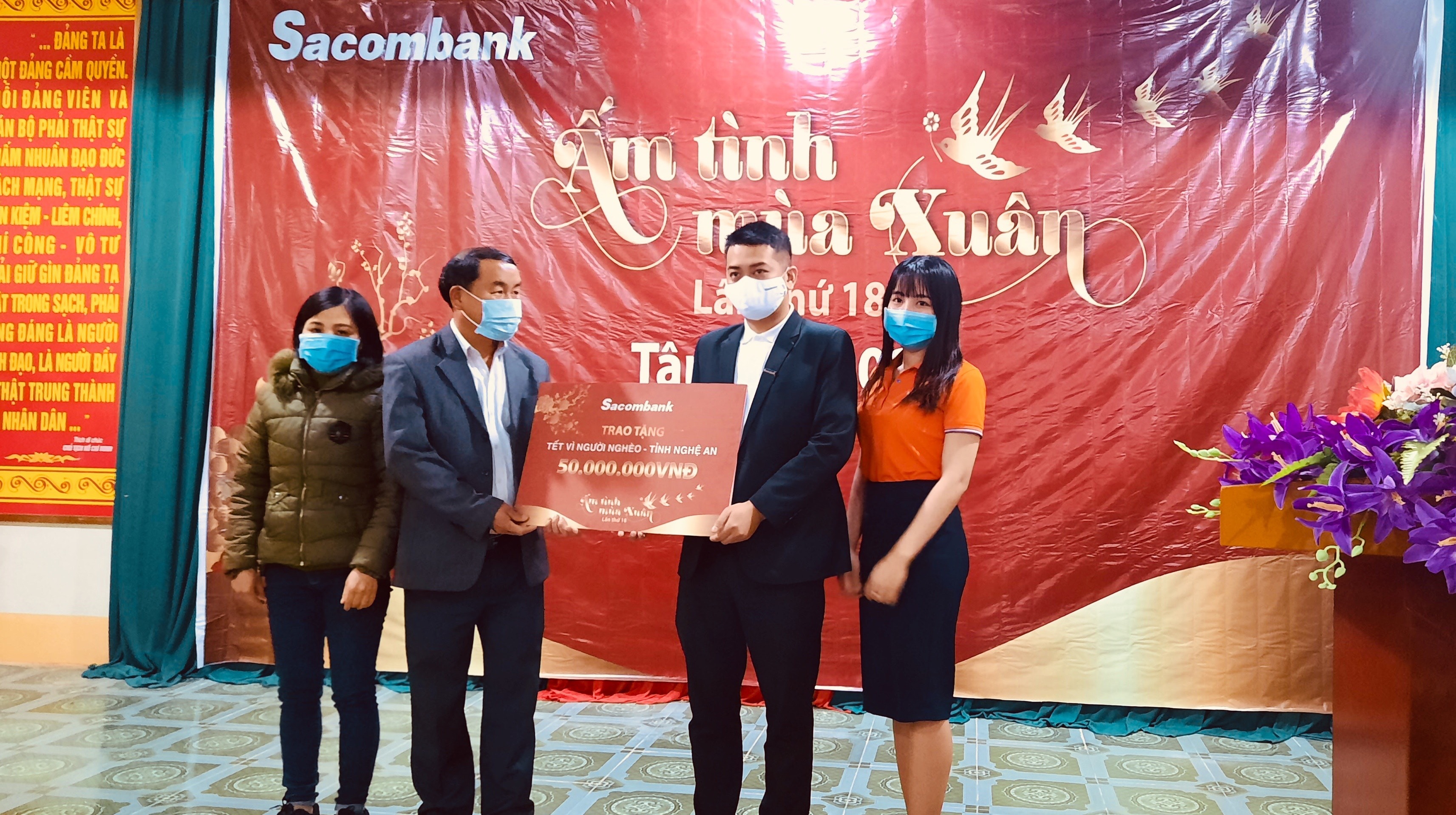 Ông Phạm Việt Đức - Giám đốc Sacombank - Chi nhánh Nghệ An trao biểu trưng hỗ trợ 50 triệu đồng quà Tết cho xã Nậm Càn, Kỳ Sơn. Ảnh: Nguyễn Hải