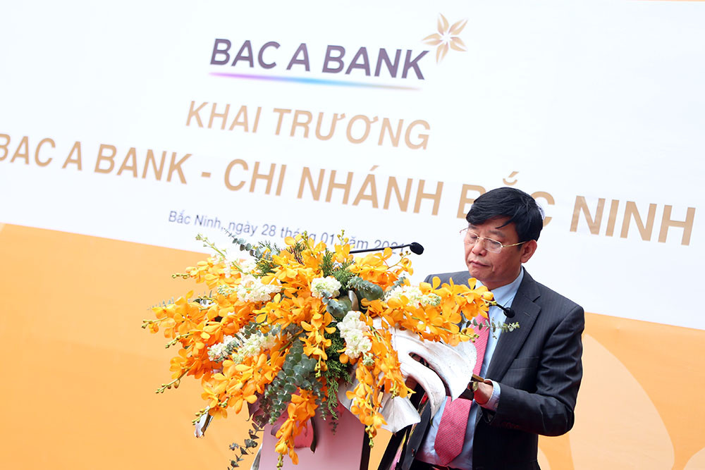 Ông Đặng Trung Dũng - Phó TGĐ Thường trực Ngân hàng TMCP Bắc Á trao quyết định và tặng hoa cho BAC A BANK Chi nhánh Bắc Ninh. Ảnh: P.V