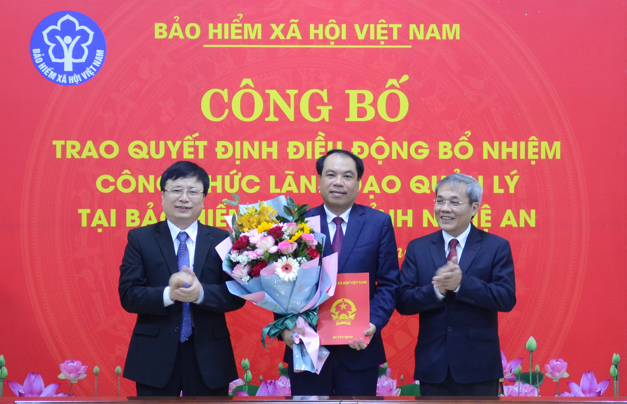 Lãnh đạo BHXH Việt Nam, UBND tỉnh Nghệ An trao quyết định bổ nhiệm và tặng hoa cho đồng chí Hoàng Văn Minh. Ảnh: Thành Chung