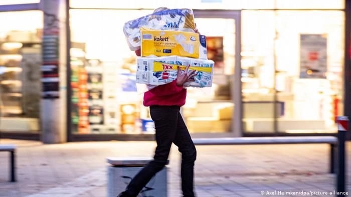 Tin tức phong tỏa hồi năm ngoái đã khiến người Đức đổ xô đến siêu thị tích trữ đồ dùng, giấy vệ sinh thành mặt hàng khan hiếm. Ảnh: dpa