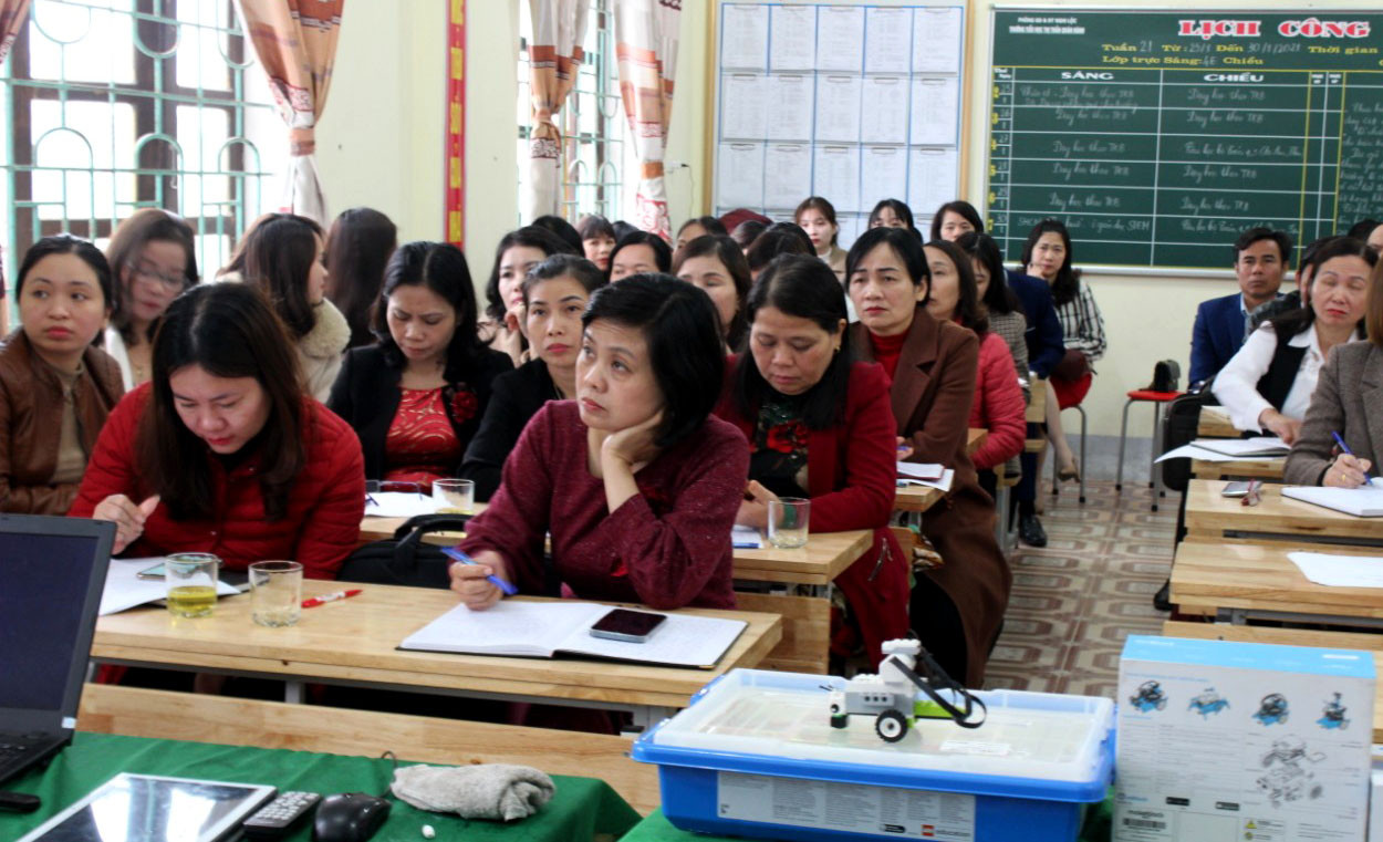 Các giáo viên huyện Nghi Lộc tham gia chương trình tập huấn. Ảnh: PV