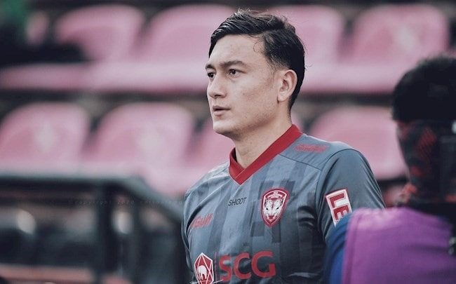 Cũng nói thêm, đầu năm 2020, Văn Lâm chuyển sang khoác áo Muangthong United với mức giá chuyển nhượng 500.000 USD (hơn 12 tỉ đồng). Anh chia tay đội bóng Thái Lan do họ không thực hiện đúng cam kết về tài chính. Giữa hai bên đã xảy ra nhiều tranh cãi nhưng cuối cùng Liên đoàn bóng đá thế giới (FIFA) đã bảo vệ quyền lợi cho Đặng Văn Lâm. Vụ việc này vẫn chưa kết thúc khi Muangthong United tuyên bố sẽ theo đuổi vụ kiện tới cùng.