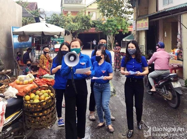 Đoàn viên thanh niên truyên truyền phòng chống Covid-19. Ảnh: PV