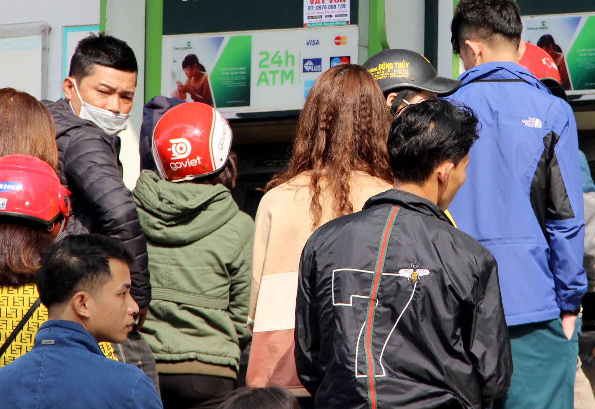 Tại thị trấn Diễn Châu, các cây ATM cũng trong tình trạng quá tải chiều 31/1. Ảnh: Nguyên Châu