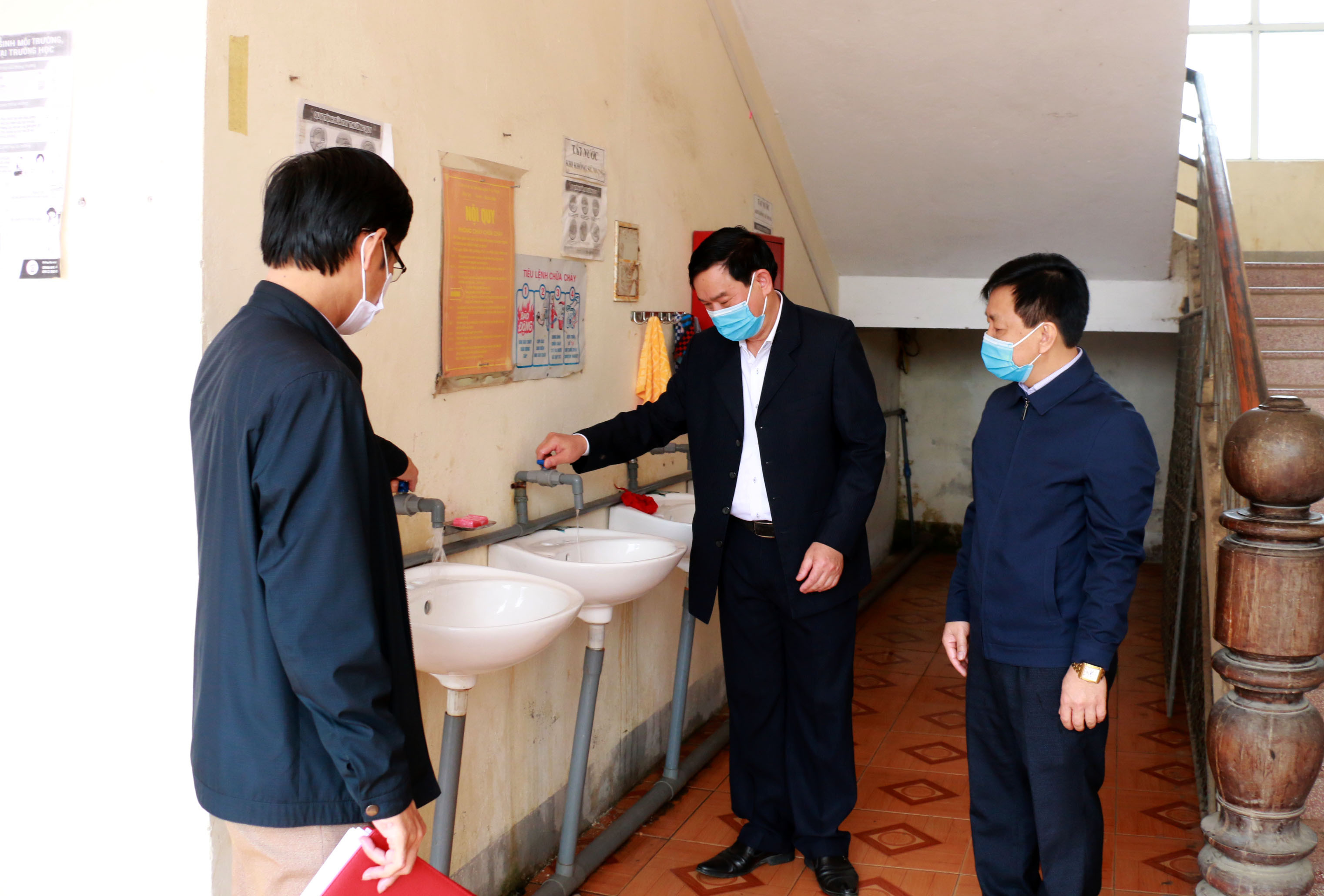 Tại Trường THCS Quang Trung (Hưng Nguyên), đoàn đã kiểm tra việc trang bị các vòi nước rửa tay và yêu cầu nhà trường cần nhắc nhở học sinh rửa tay thường xuyên. Ảnh: MH