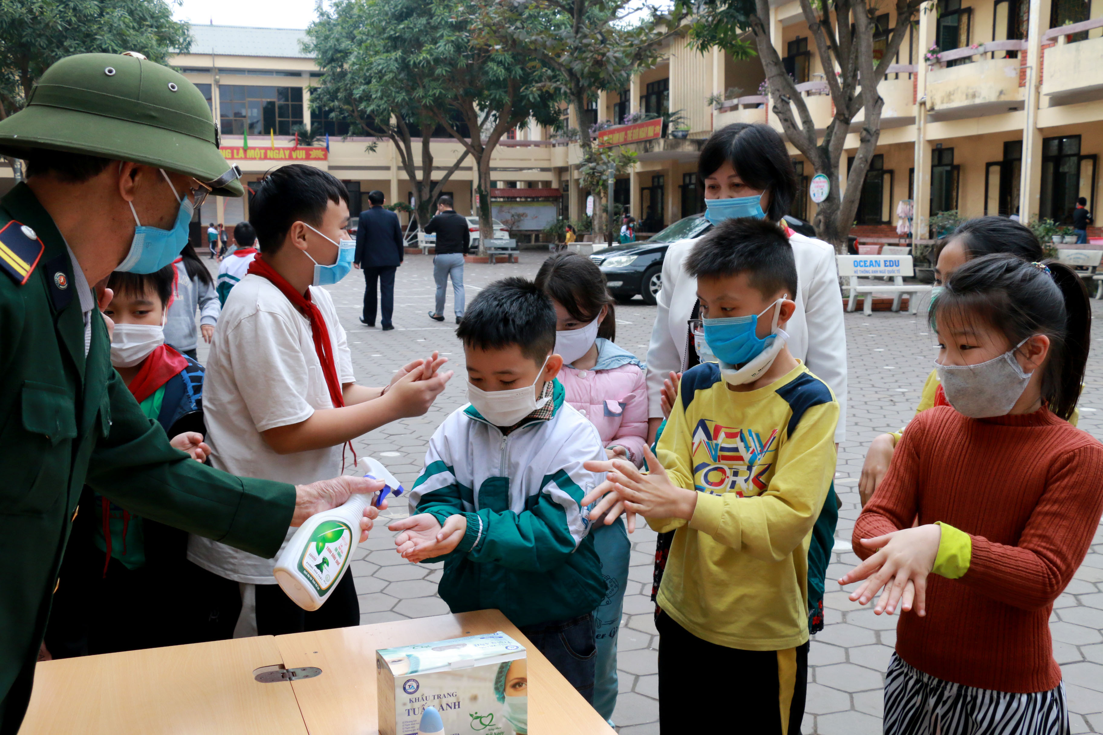 Ở Trường Tiểu học Cửa Nam (thành phố Vinh), sáng nay học sinh vào trường đã được bảo vệ và các thầy cô nhắc nhở rửa tay bằng nước sát khuẩn và chỉ có những người có liên quan mới được vào khu vực trường học. Ảnh: MH