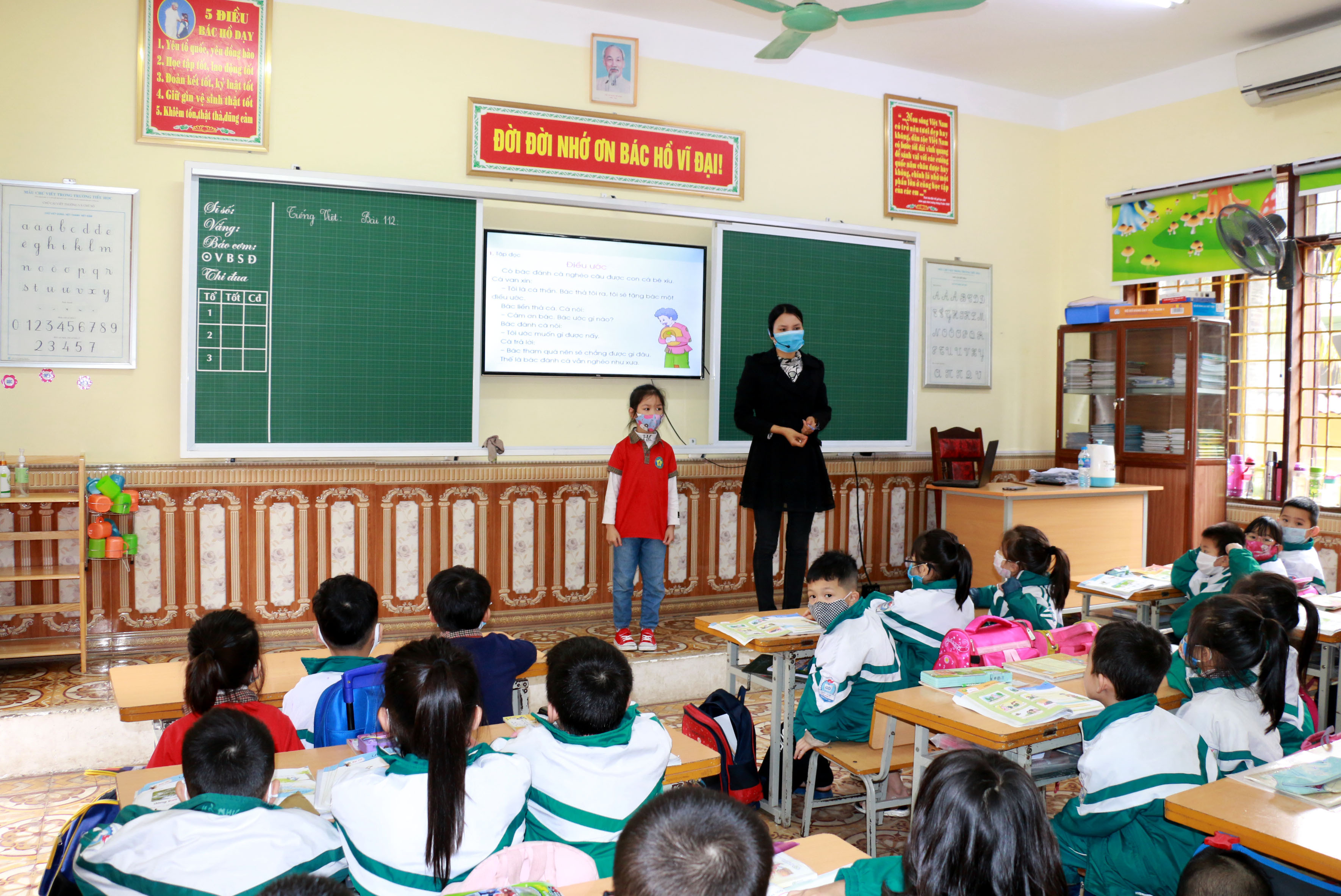 Ngày hôm nay, một số trường học trên địa bàn tỉnh Nghệ An đã yêu cầu học sinh đeo khẩu trang. Ảnh: MH