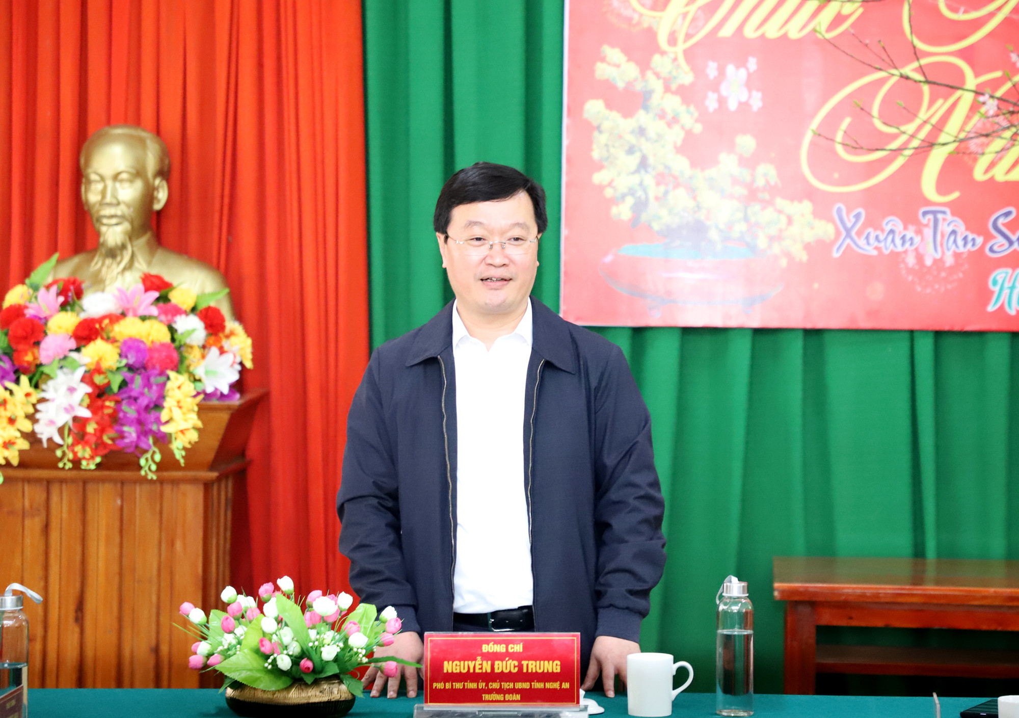 Đồng chí Nguyễn Đức Trung - Chủ tịch UBND tỉnh chúc Tết đến các lực lượng chức năng và người dân trên địa bàn huyện Kỳ Sơn. Ảnh: Phạm Bằng