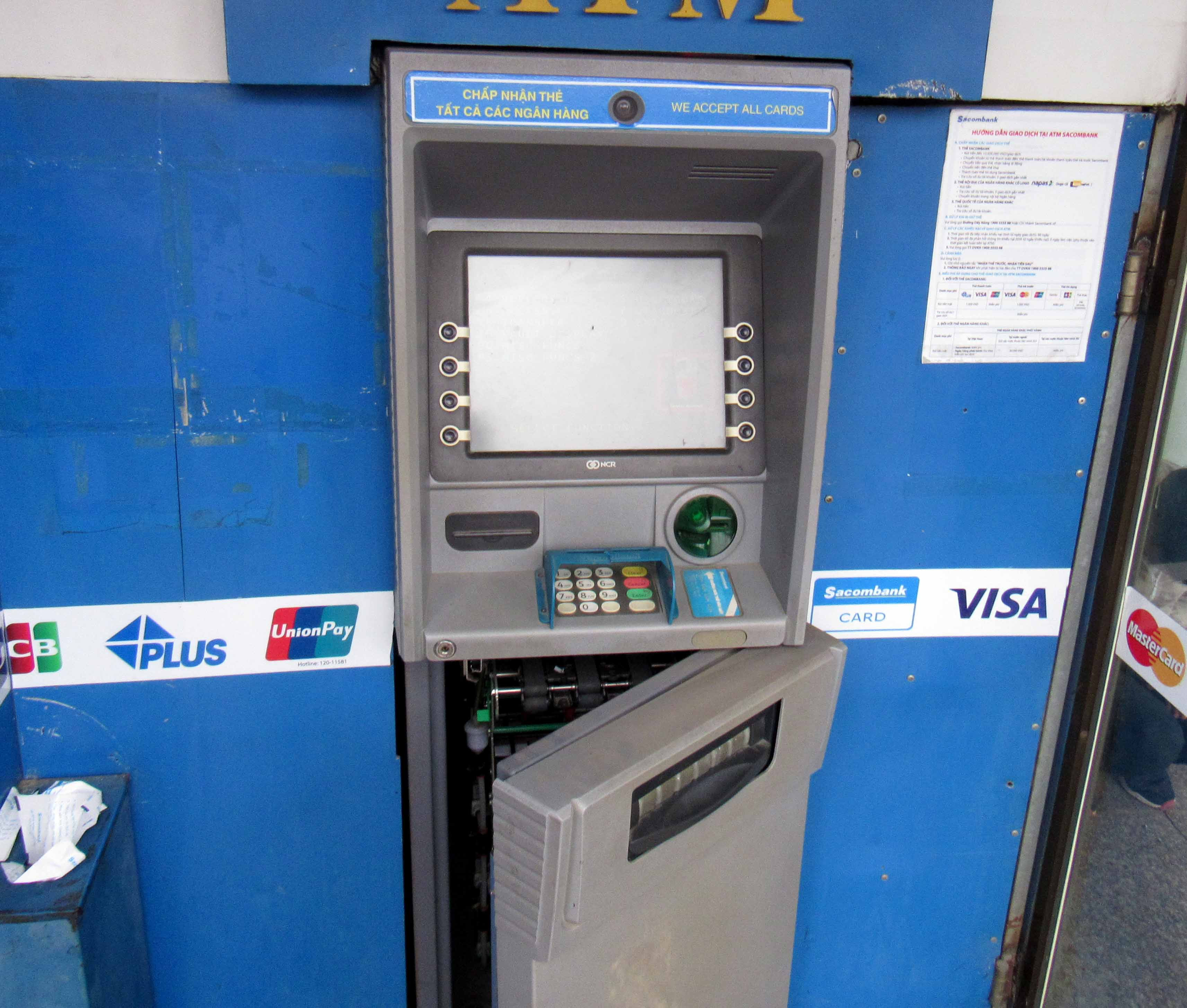Một số cây ATM bị quá tải, phải tạm dừng hoạt động để bảo trì. Ảnh: Nguyên Châu