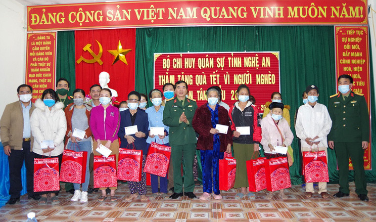 Đại tá Pham Văn Đông, Phó Bí thư Đảng ủy, Chính ủy Bộ CHQS tỉnh trao quà Tết cho các gia đình có hoàn cảnh khó khăn tại xã Lưỡng Minh huyện Tương Dương