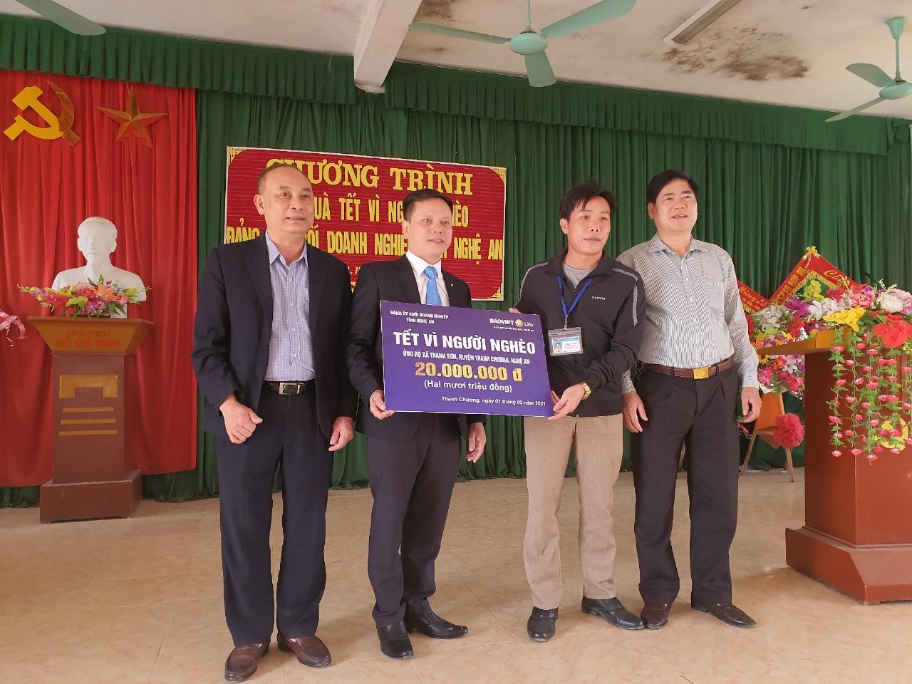 Đảng ủy Khối và lãnh đạo Công ty Bảo Việt nhân thọ Bắc Nghệ An tặng quà tại xã Thanh Sơn - Thanh Chương
