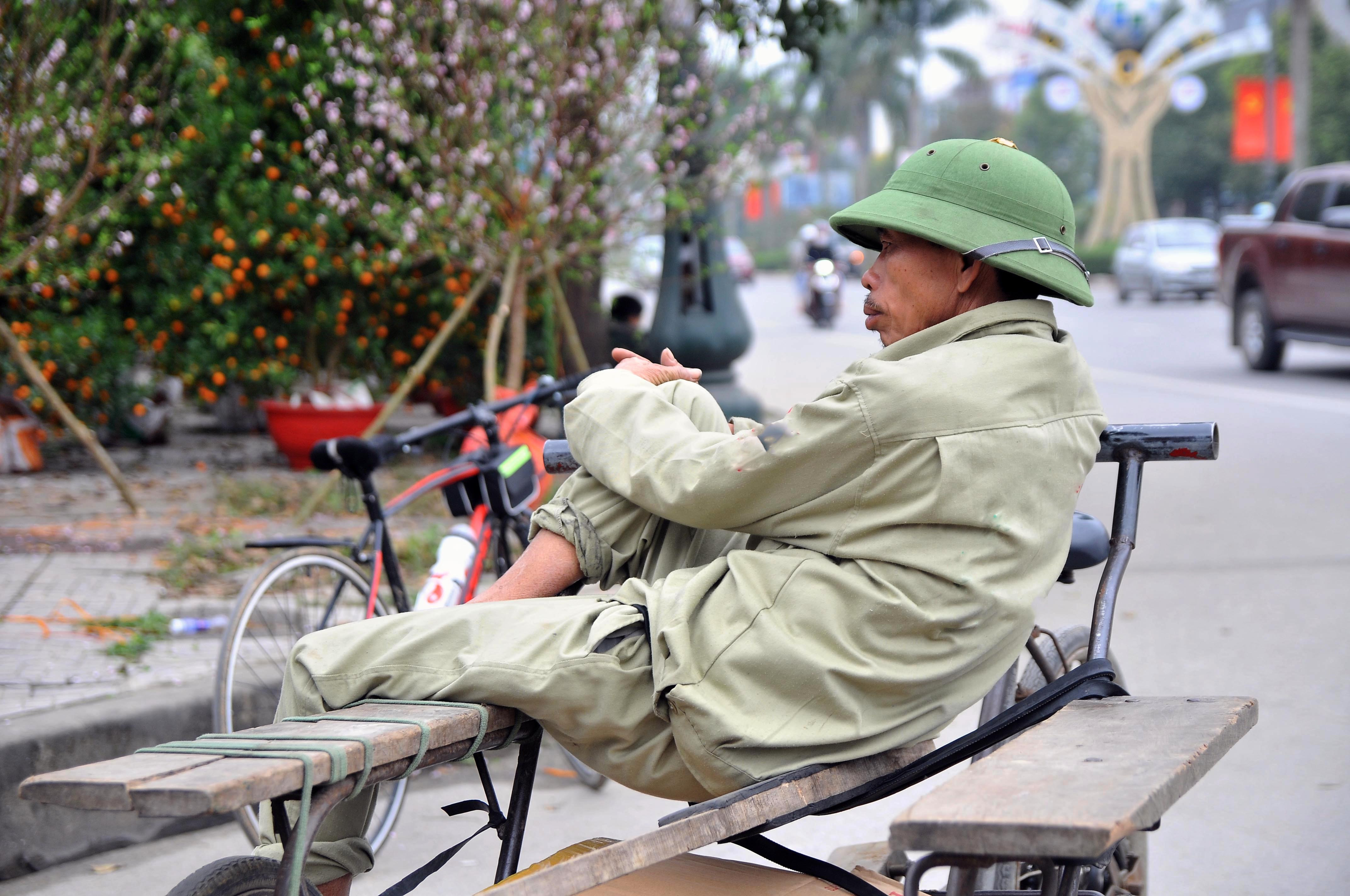 Ông Lợi, trú tại xóm 18, Nghi Phú (TP.Vinh), tranh thủ ngồi nghỉ ngơi trong khi chờ khách. Ảnh: Tiến Đông