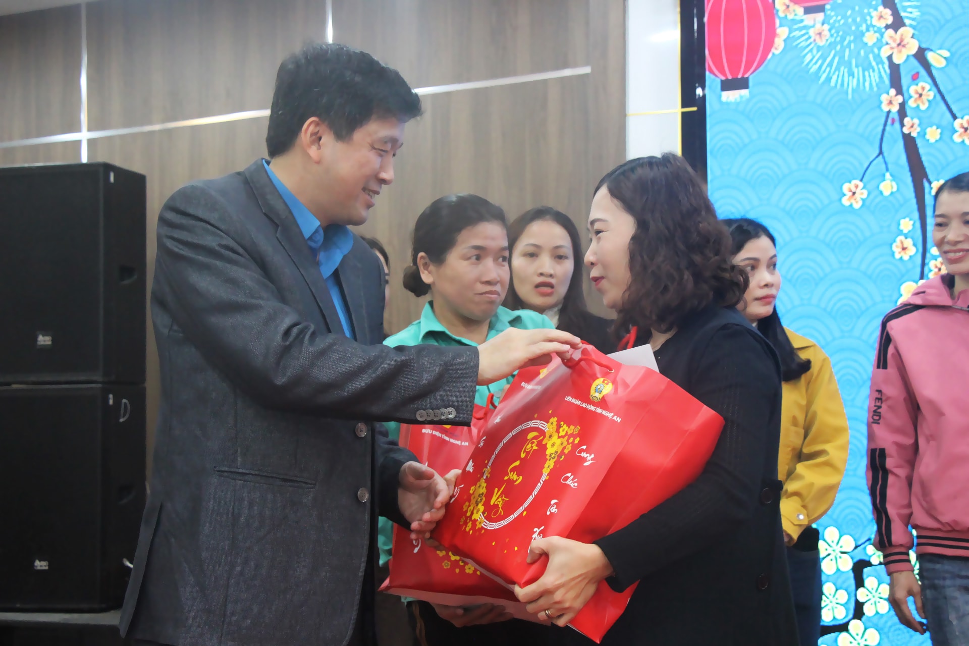 Chủ tịch LĐLĐ tỉnh Kha Văn Tám trao quà cho đoàn viên công nhân lao động có hoàn cảnh khó khăn thuộc LĐLĐ thị xã Cửa Lò. Ảnh: Diệp Thanh