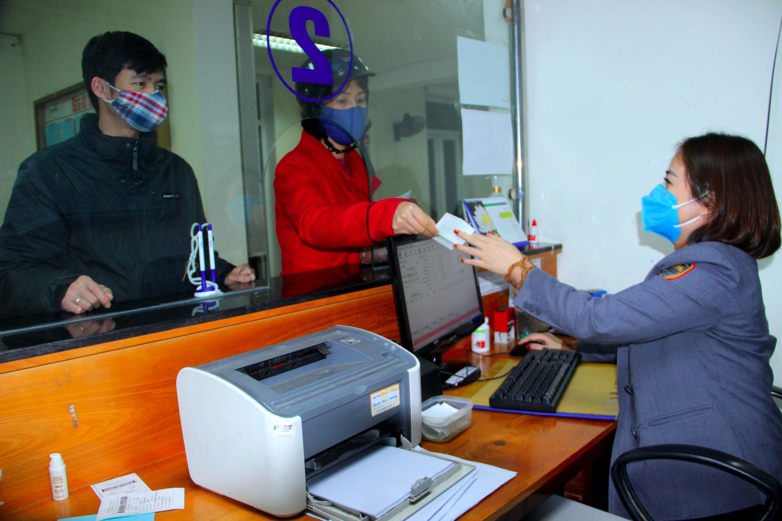 Người dân Nghệ An đổi trả vé tàu tại ga Vinh tối 2/2. Ảnh: Nguyên Châu