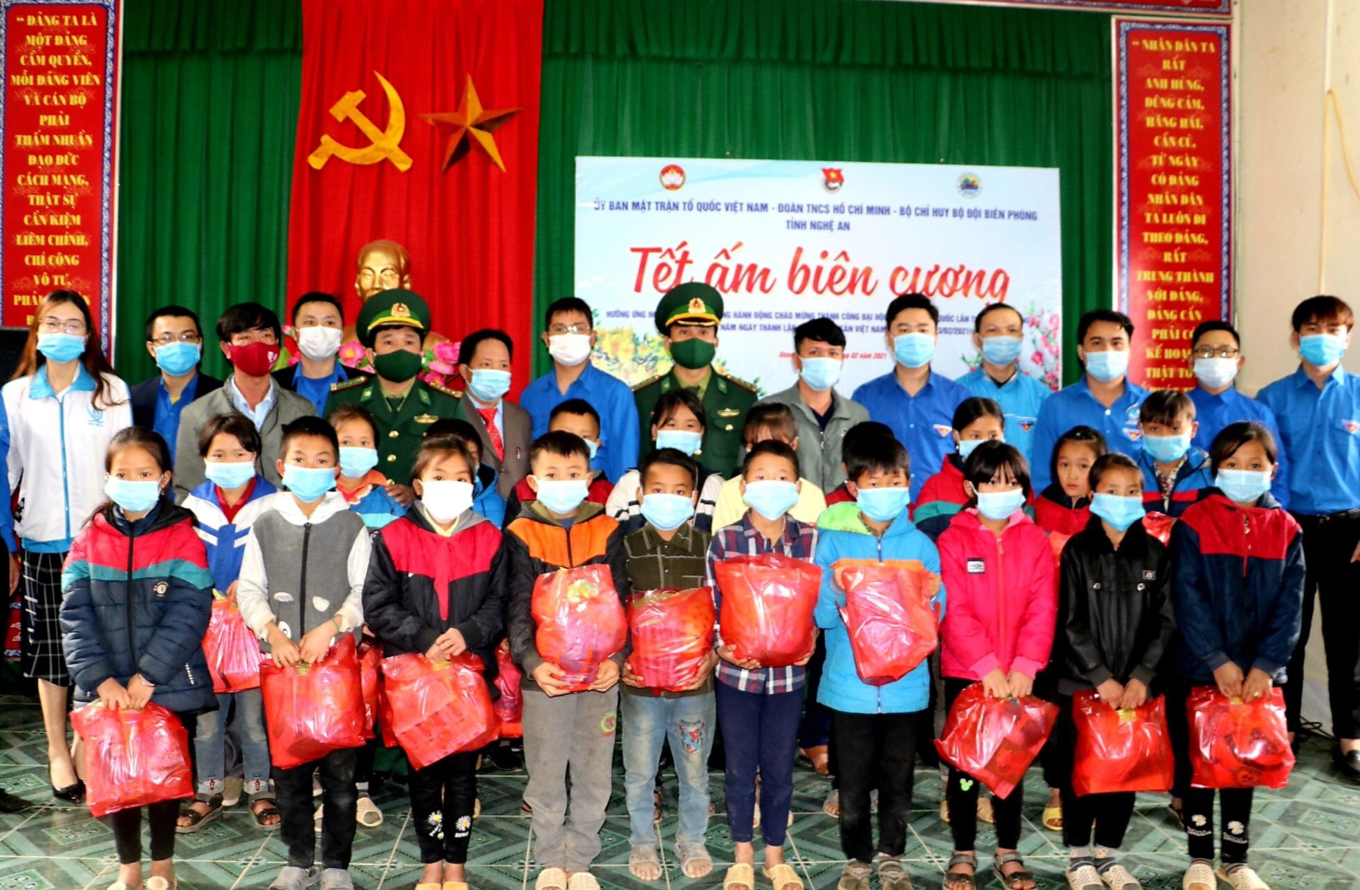 Tỉnh đoàn Nghệ An tặng quà cho học sinh nghèo xã Đoọc Mạy (Kỳ Sơn). Ảnh: Chu Quang Huy