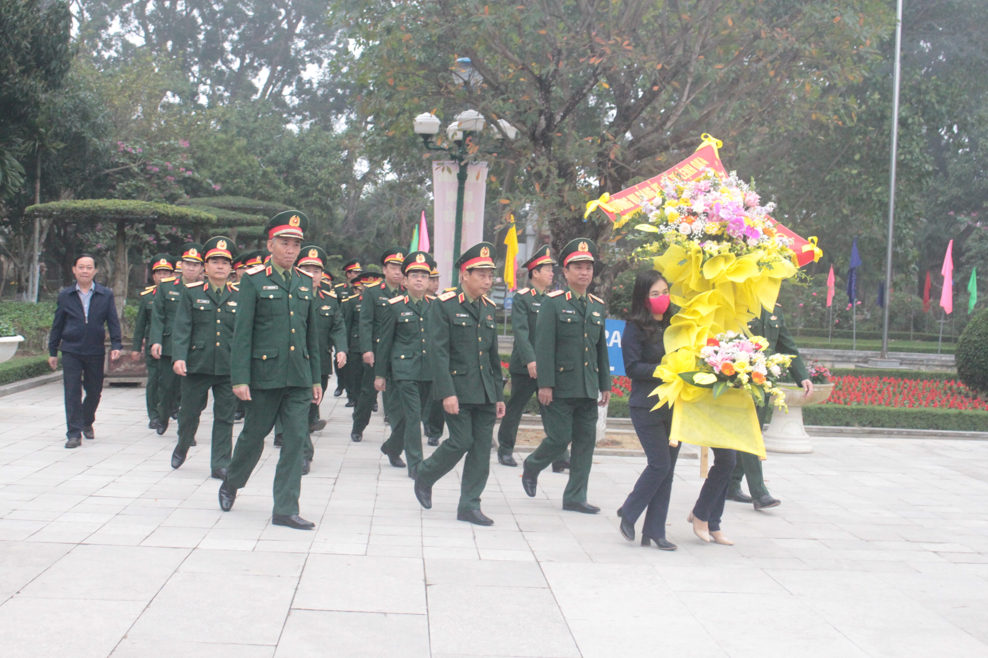 Đoàn công tác Thường vụ Đảng ủy, Bộ Tư lệnh Quân khu dâng hoa, dâng hương tưởng niệm Chủ tịch Hồ Chí Minh tại Khu di tích Kim Liên.