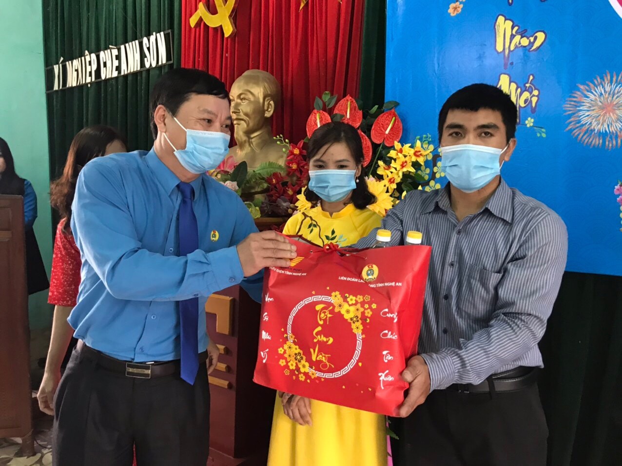  Nguyễn Kỳ Sơn trào quà cho CNLĐ Xí nghiệp chè