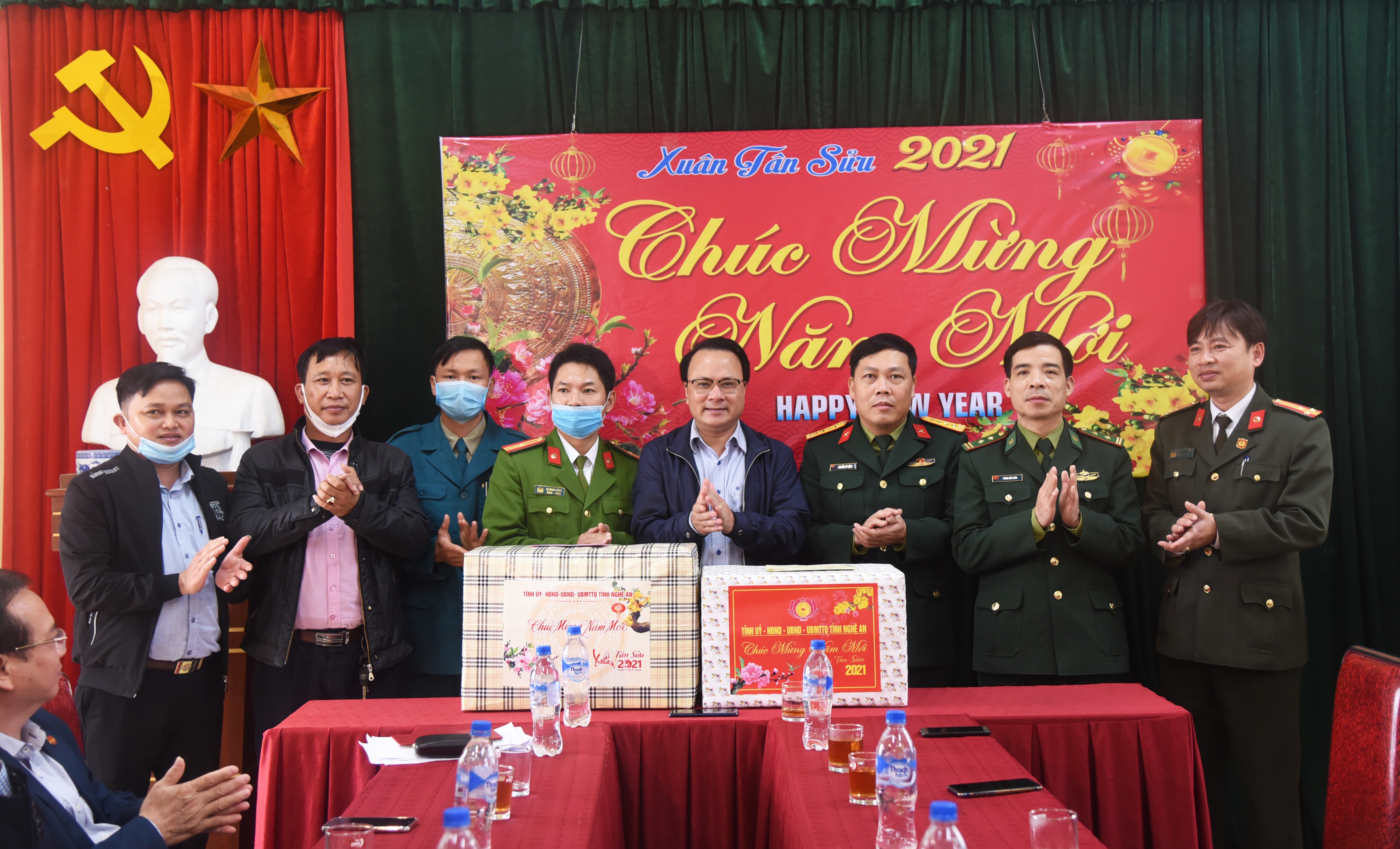Trao quà tết cho Ban Chỉ huy quân sự và Công an xã Võ Liệt. Ảnh: Thu Giang