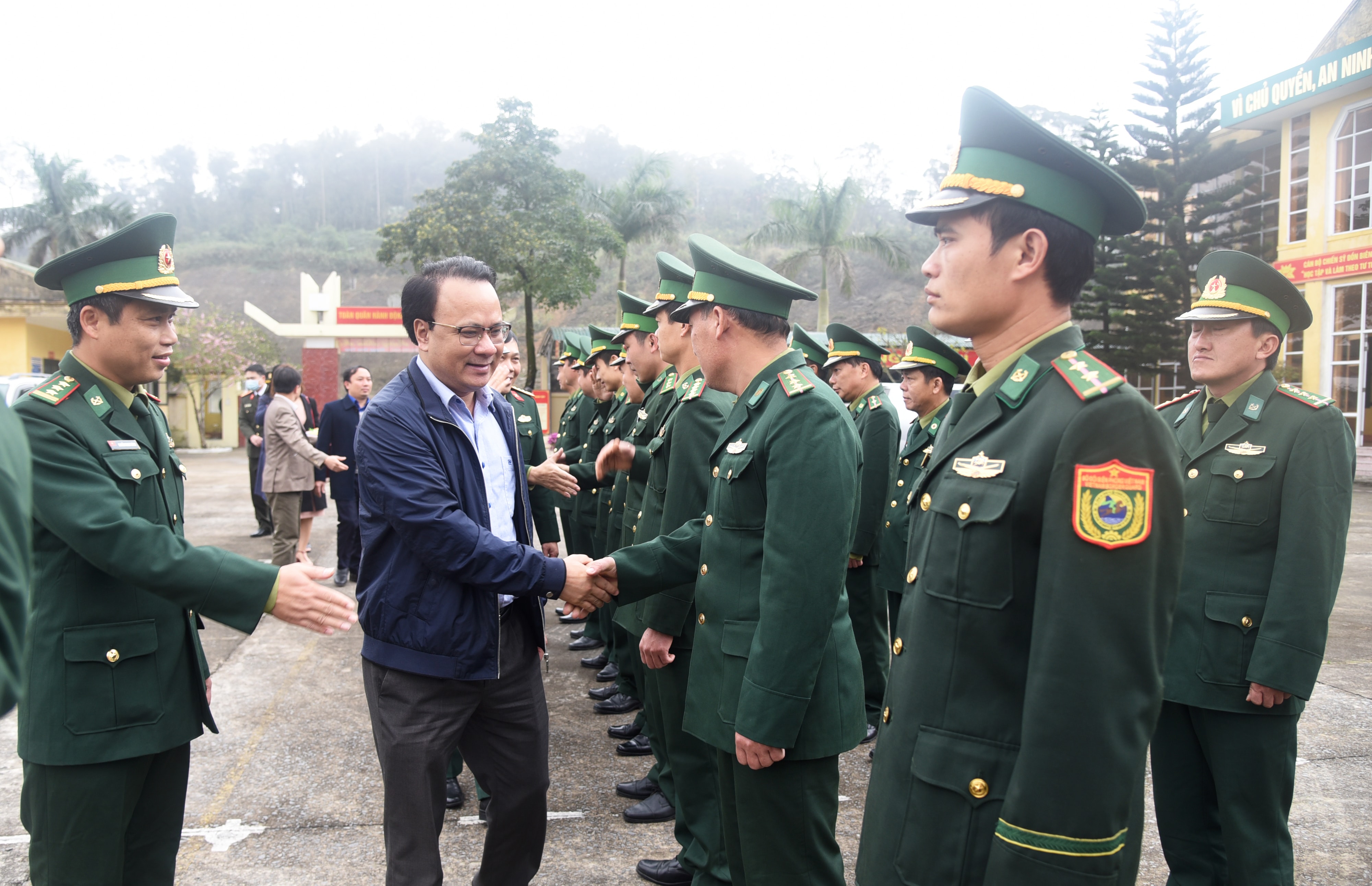 Các thành viên trong đoàn công tác của tỉnh thăm hỏi, động viên cán bộ, chiến sỹ Đồn biên phòng cửa khẩu Thanh Thủy. Ảnh: Thu Giang