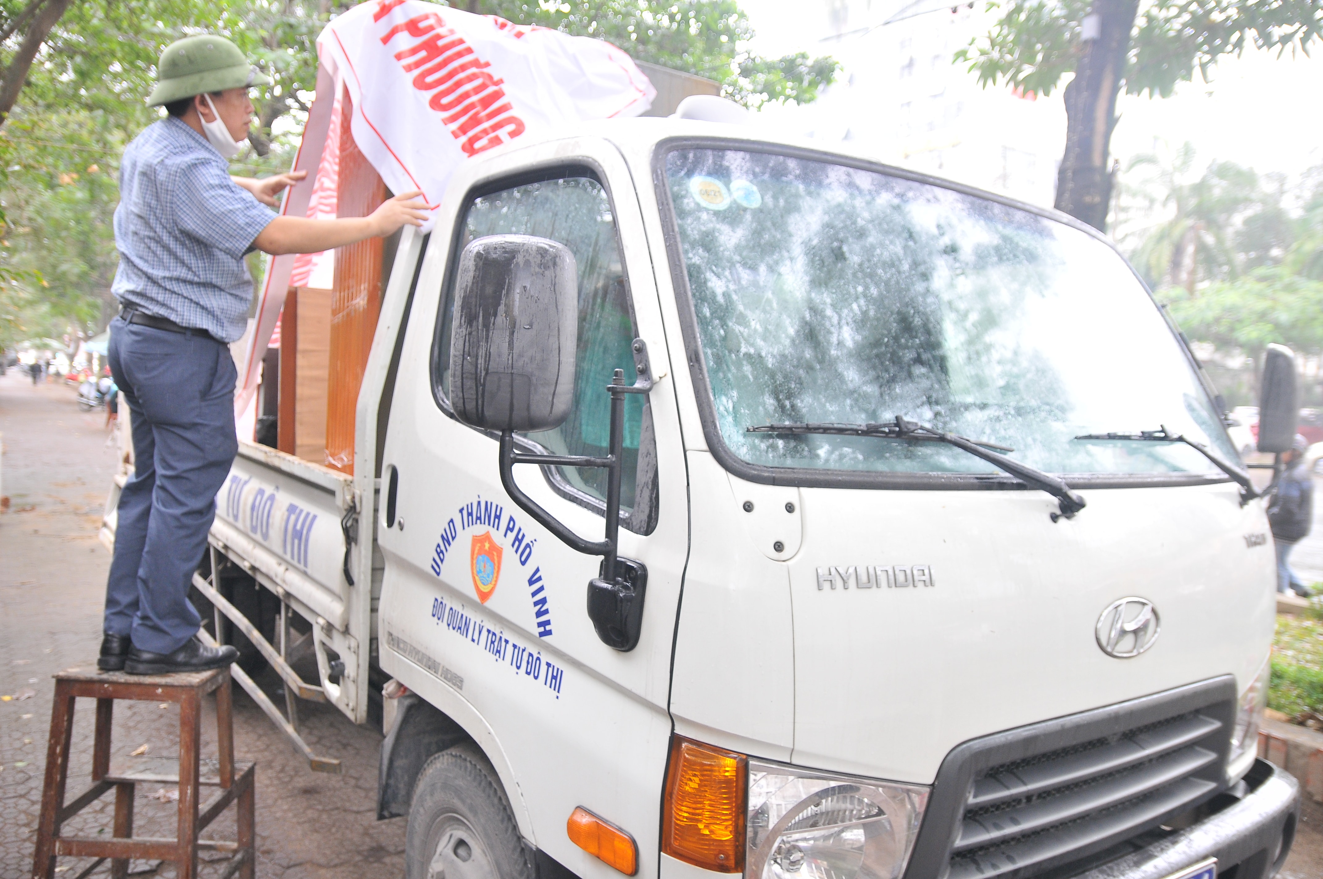 Sau khi niêm phong, đồ đạc của các hộ dân sẽ được vận chuyển về kho của UBND phường Quang Trung. Ảnh: Tiến Đông