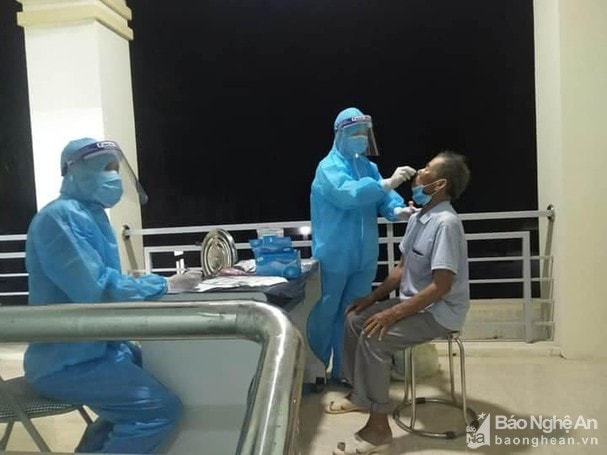 CDC Nghệ An lấy mẫu xét nghiệm một trường hợp F1. Ảnh: Tiến Hùng