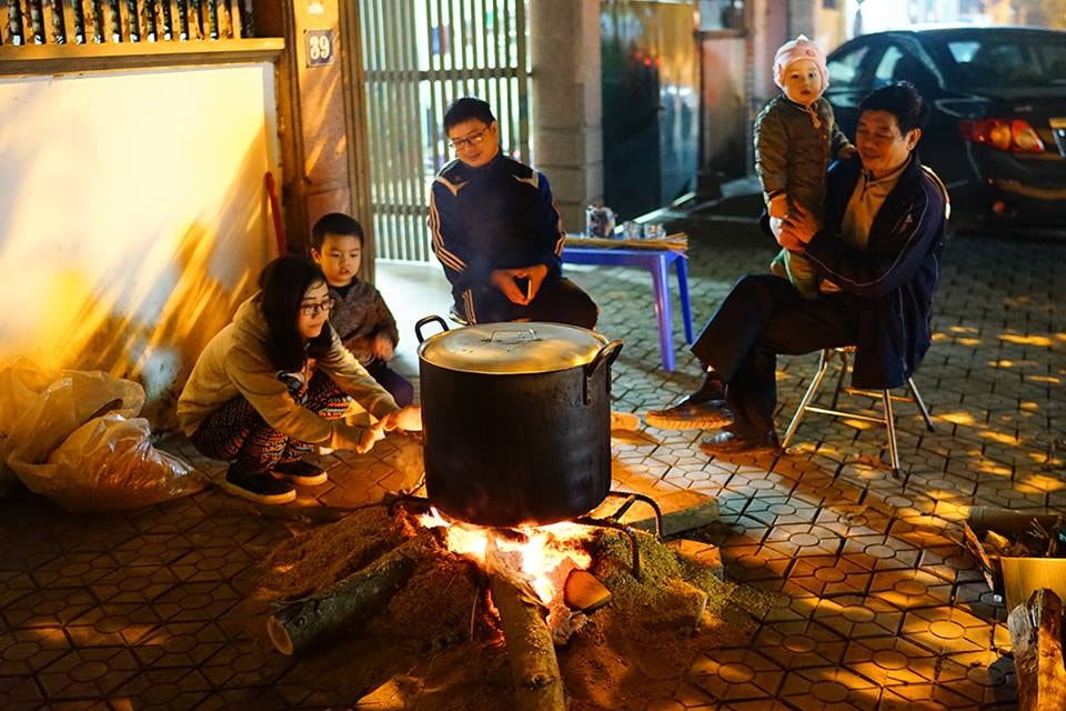 Không khí quây quần, đầm ấm bên nồi bánh chưng Tết. Ảnh: Trung Hà
